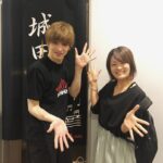 Yu Shirota Instagram – お客様シリーズ⑨

チーム”エリザベート”

芳雄トート様＆育ルキーニさん!
偶然?にも同じ回を観に来てくれました!!
実は、芳雄くんとはまだミュージカルでは1度も”共演”出来たことないのです。一緒にやりたいなぁ「本当にすっごく面白かった!!」とミュージカル界のプリンスからお墨付きをいただきました☺︎
余談ですが、この日は堂本光一さんも一緒に観劇して下さいました!
小学生の頃から「Kinki kids」の大ファンのわたくしは、それはもう感謝感激でした!!
.
育は「羨ましい」というフレーズを含んだ感想をくれました。自分の中では、同じ役者からもらう最高の褒め言葉です。そして、7/3に発売する育のニューアルバム「MIRROR BALL’19!!」あの名曲をデュエットさせてもらってます!!こちらも聴いてねー!!
.
成河ルキーニ!!
めちゃくちゃ深い所まで潜って観てくれて、感想もいかにも演劇を心から愛している成河くんらしい、完全に的を射た、恐らくアメリカ人じゃないと感じないような所をしっかりと汲み取っていて、流石の一言。ダイアンもビックリすると思う。そして大絶賛してくれて、めちゃんこ嬉しかった☺︎
.
瀬奈ザベート様!蘭ザベート様！夜クマさん!えりちゃん！
瀬名さんとは2010年の”エリザベート”で出来上がっているカンパニーの中、数少ない新参者として参加し、さまざまな感情を共有し合った仲。懐かしや、、瀬名さんおコムさんのお二人が、僕の初めてのエリザベート様。宝塚時代、いつもする側だった姫様抱っこ。初めてされる側になった時、とても照れていらしたのが印象的。笑
.
蘭ちゃん!15.16年のエリザを共に戦い抜いた大切な仲間。
毎度だけど、トートって化け物を作るためには、エリザベート様のお力が必要。時に正反対な、時に鏡合わせのような、いびつで繊細な関係性は、観れば観るほどハマっていくよね(誰目線やねん) .
偶然にも昼クマさん、えりちゃんは”ブロードウェイと銃弾”もご一緒でした!そこでもしっかり絡みがあったお2人。すでに懐かしやぁ、、クマさんの「リブステーキ」とえりちゃんの「売れてねぇのかよ!」が大好き。(わかるかな？笑)
.
しゅがー！エリザのフランツ役で、深さ豊かさを兼ね備えた声で、華々しくデビューした同級生。今やミュージカルの代名詞”レミゼラブル”で主役ジャンバルジャンを演じる男に。あだ名はプーさん笑 この人も本当に面白い。そして声帯オタク。(これめちゃんこ褒めてる)残りの公演も頑張ってね☺︎
この日は我らがルドルフ、たいがも来てくれました☺︎更なる成長を遂げたと噂に聞いているので、観るのがとっても楽しみ!!
.
安倍ちゃん!エリザの革命家の1人。そして自ら”劇団ぼるぼっちょ”を立ち上げ、精力的にミュージカルを製作しているカッコいい仲間!!残念ながらタイミング合わずまだ一度も観に行けていないけど、必ずや行くからねー!! .
千夏ちゃん!
15.16年のエリザでご一緒しました☺︎
プリンシパルがダブル、トリプルキャストな中、100回を超える公演を見事にこなしていて、あたしゃアンサンブルの皆様には頭が上がりません笑皆様の支えがあって、成り立っています。
(役付きでシングルの方々もいらっしゃいますが)またご一緒しませう!
.
りこ!
もまた、この作品を支える素晴らしいアンサンブルの1人!そして同級生!物語冒頭の小さな子供役と、精神病院のシーンのギャップが半端じゃないこと。一人で何役も演じるアンサンブル様は本当に大変です。
ちなみに本名は”もとこ”です笑
.
真瀬!
なんか苗字で呼ぶと距離感あるよね、、でももはや”まなせ”があだ名みたいなものなの。ごめんなさいね(誰に対しての謝罪やねん)
彼女の精神病棟のシーンでの”フェイクエリザベート”は素晴らしいわよ!(今年もやってるよね？)本当エリザ観に行くの楽しみや☺︎
.
けんちゃーん!!
まぁなんて可愛いこと。天使のような少年ルドルフでした。いつまで経っても”可愛い”が続いてるの凄いよね笑
お兄ちゃんの清史郎も”天地人”で共演してから、ずっと成長を見続けてるけど、憲史郎の成長も本当に楽しみ☺︎
.
そして!!その日本一チケットが取れないミュージカル”エリザベート”の演出を手掛けていらっしゃる小池先生!!
このお方の、作品に対する情熱、そして”魅せる美学”に対するこだわりとセンスは、もう素晴らしいの一言です。
ミュージカルの世界において、今日の僕があるのは、小池先生がチャンスを下さったおかげです。トート、ロミオと立て続けに、素晴らしい演目の役柄を演じられたのは、小池先生のおかげでございます。
(城田トートが好きだって人は、
小池先生に心から感謝しましょう笑)
いつか、またトートに挑戦できる日が来ますように、、
お忙しい中ご観劇ありがとうございました!!
.
#ピピン 
#井上芳雄 さん
#堂本光一 さん
#山崎育三郎 さん
#成河 さん
#瀬奈じゅん さん
#蘭乃はな さん
#朝隈濯朗 さん
#福田えり さん
#佐藤隆紀 さん
#京本大我 さん
#安倍康律 さん
#安岡千夏 さん
#真瀬はるか さん
#折井理子 さん
#加藤憲史郎  さん
#小池修一郎 さん
#お客様シリーズ