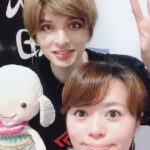 Yu Shirota Instagram – お客様シリーズ⑨

チーム”エリザベート”

芳雄トート様＆育ルキーニさん!
偶然?にも同じ回を観に来てくれました!!
実は、芳雄くんとはまだミュージカルでは1度も”共演”出来たことないのです。一緒にやりたいなぁ「本当にすっごく面白かった!!」とミュージカル界のプリンスからお墨付きをいただきました☺︎
余談ですが、この日は堂本光一さんも一緒に観劇して下さいました!
小学生の頃から「Kinki kids」の大ファンのわたくしは、それはもう感謝感激でした!!
.
育は「羨ましい」というフレーズを含んだ感想をくれました。自分の中では、同じ役者からもらう最高の褒め言葉です。そして、7/3に発売する育のニューアルバム「MIRROR BALL’19!!」あの名曲をデュエットさせてもらってます!!こちらも聴いてねー!!
.
成河ルキーニ!!
めちゃくちゃ深い所まで潜って観てくれて、感想もいかにも演劇を心から愛している成河くんらしい、完全に的を射た、恐らくアメリカ人じゃないと感じないような所をしっかりと汲み取っていて、流石の一言。ダイアンもビックリすると思う。そして大絶賛してくれて、めちゃんこ嬉しかった☺︎
.
瀬奈ザベート様!蘭ザベート様！夜クマさん!えりちゃん！
瀬名さんとは2010年の”エリザベート”で出来上がっているカンパニーの中、数少ない新参者として参加し、さまざまな感情を共有し合った仲。懐かしや、、瀬名さんおコムさんのお二人が、僕の初めてのエリザベート様。宝塚時代、いつもする側だった姫様抱っこ。初めてされる側になった時、とても照れていらしたのが印象的。笑
.
蘭ちゃん!15.16年のエリザを共に戦い抜いた大切な仲間。
毎度だけど、トートって化け物を作るためには、エリザベート様のお力が必要。時に正反対な、時に鏡合わせのような、いびつで繊細な関係性は、観れば観るほどハマっていくよね(誰目線やねん) .
偶然にも昼クマさん、えりちゃんは”ブロードウェイと銃弾”もご一緒でした!そこでもしっかり絡みがあったお2人。すでに懐かしやぁ、、クマさんの「リブステーキ」とえりちゃんの「売れてねぇのかよ!」が大好き。(わかるかな？笑)
.
しゅがー！エリザのフランツ役で、深さ豊かさを兼ね備えた声で、華々しくデビューした同級生。今やミュージカルの代名詞”レミゼラブル”で主役ジャンバルジャンを演じる男に。あだ名はプーさん笑 この人も本当に面白い。そして声帯オタク。(これめちゃんこ褒めてる)残りの公演も頑張ってね☺︎
この日は我らがルドルフ、たいがも来てくれました☺︎更なる成長を遂げたと噂に聞いているので、観るのがとっても楽しみ!!
.
安倍ちゃん!エリザの革命家の1人。そして自ら”劇団ぼるぼっちょ”を立ち上げ、精力的にミュージカルを製作しているカッコいい仲間!!残念ながらタイミング合わずまだ一度も観に行けていないけど、必ずや行くからねー!! .
千夏ちゃん!
15.16年のエリザでご一緒しました☺︎
プリンシパルがダブル、トリプルキャストな中、100回を超える公演を見事にこなしていて、あたしゃアンサンブルの皆様には頭が上がりません笑皆様の支えがあって、成り立っています。
(役付きでシングルの方々もいらっしゃいますが)またご一緒しませう!
.
りこ!
もまた、この作品を支える素晴らしいアンサンブルの1人!そして同級生!物語冒頭の小さな子供役と、精神病院のシーンのギャップが半端じゃないこと。一人で何役も演じるアンサンブル様は本当に大変です。
ちなみに本名は”もとこ”です笑
.
真瀬!
なんか苗字で呼ぶと距離感あるよね、、でももはや”まなせ”があだ名みたいなものなの。ごめんなさいね(誰に対しての謝罪やねん)
彼女の精神病棟のシーンでの”フェイクエリザベート”は素晴らしいわよ!(今年もやってるよね？)本当エリザ観に行くの楽しみや☺︎
.
けんちゃーん!!
まぁなんて可愛いこと。天使のような少年ルドルフでした。いつまで経っても”可愛い”が続いてるの凄いよね笑
お兄ちゃんの清史郎も”天地人”で共演してから、ずっと成長を見続けてるけど、憲史郎の成長も本当に楽しみ☺︎
.
そして!!その日本一チケットが取れないミュージカル”エリザベート”の演出を手掛けていらっしゃる小池先生!!
このお方の、作品に対する情熱、そして”魅せる美学”に対するこだわりとセンスは、もう素晴らしいの一言です。
ミュージカルの世界において、今日の僕があるのは、小池先生がチャンスを下さったおかげです。トート、ロミオと立て続けに、素晴らしい演目の役柄を演じられたのは、小池先生のおかげでございます。
(城田トートが好きだって人は、
小池先生に心から感謝しましょう笑)
いつか、またトートに挑戦できる日が来ますように、、
お忙しい中ご観劇ありがとうございました!!
.
#ピピン 
#井上芳雄 さん
#堂本光一 さん
#山崎育三郎 さん
#成河 さん
#瀬奈じゅん さん
#蘭乃はな さん
#朝隈濯朗 さん
#福田えり さん
#佐藤隆紀 さん
#京本大我 さん
#安倍康律 さん
#安岡千夏 さん
#真瀬はるか さん
#折井理子 さん
#加藤憲史郎  さん
#小池修一郎 さん
#お客様シリーズ