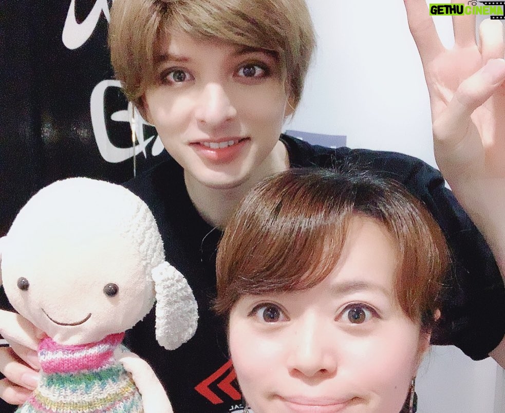 Yu Shirota Instagram - お客様シリーズ⑨ チーム”エリザベート” 芳雄トート様&育ルキーニさん! 偶然?にも同じ回を観に来てくれました!! 実は、芳雄くんとはまだミュージカルでは1度も”共演”出来たことないのです。一緒にやりたいなぁ「本当にすっごく面白かった!!」とミュージカル界のプリンスからお墨付きをいただきました☺︎ 余談ですが、この日は堂本光一さんも一緒に観劇して下さいました! 小学生の頃から「Kinki kids」の大ファンのわたくしは、それはもう感謝感激でした!! . 育は「羨ましい」というフレーズを含んだ感想をくれました。自分の中では、同じ役者からもらう最高の褒め言葉です。そして、7/3に発売する育のニューアルバム「MIRROR BALL’19!!」あの名曲をデュエットさせてもらってます!!こちらも聴いてねー!! . 成河ルキーニ!! めちゃくちゃ深い所まで潜って観てくれて、感想もいかにも演劇を心から愛している成河くんらしい、完全に的を射た、恐らくアメリカ人じゃないと感じないような所をしっかりと汲み取っていて、流石の一言。ダイアンもビックリすると思う。そして大絶賛してくれて、めちゃんこ嬉しかった☺︎ . 瀬奈ザベート様!蘭ザベート様!夜クマさん!えりちゃん! 瀬名さんとは2010年の”エリザベート”で出来上がっているカンパニーの中、数少ない新参者として参加し、さまざまな感情を共有し合った仲。懐かしや、、瀬名さんおコムさんのお二人が、僕の初めてのエリザベート様。宝塚時代、いつもする側だった姫様抱っこ。初めてされる側になった時、とても照れていらしたのが印象的。笑 . 蘭ちゃん!15.16年のエリザを共に戦い抜いた大切な仲間。 毎度だけど、トートって化け物を作るためには、エリザベート様のお力が必要。時に正反対な、時に鏡合わせのような、いびつで繊細な関係性は、観れば観るほどハマっていくよね(誰目線やねん) . 偶然にも昼クマさん、えりちゃんは”ブロードウェイと銃弾”もご一緒でした!そこでもしっかり絡みがあったお2人。すでに懐かしやぁ、、クマさんの「リブステーキ」とえりちゃんの「売れてねぇのかよ!」が大好き。(わかるかな?笑) . しゅがー!エリザのフランツ役で、深さ豊かさを兼ね備えた声で、華々しくデビューした同級生。今やミュージカルの代名詞”レミゼラブル”で主役ジャンバルジャンを演じる男に。あだ名はプーさん笑 この人も本当に面白い。そして声帯オタク。(これめちゃんこ褒めてる)残りの公演も頑張ってね☺︎ この日は我らがルドルフ、たいがも来てくれました☺︎更なる成長を遂げたと噂に聞いているので、観るのがとっても楽しみ!! . 安倍ちゃん!エリザの革命家の1人。そして自ら”劇団ぼるぼっちょ”を立ち上げ、精力的にミュージカルを製作しているカッコいい仲間!!残念ながらタイミング合わずまだ一度も観に行けていないけど、必ずや行くからねー!! . 千夏ちゃん! 15.16年のエリザでご一緒しました☺︎ プリンシパルがダブル、トリプルキャストな中、100回を超える公演を見事にこなしていて、あたしゃアンサンブルの皆様には頭が上がりません笑皆様の支えがあって、成り立っています。 (役付きでシングルの方々もいらっしゃいますが)またご一緒しませう! . りこ! もまた、この作品を支える素晴らしいアンサンブルの1人!そして同級生!物語冒頭の小さな子供役と、精神病院のシーンのギャップが半端じゃないこと。一人で何役も演じるアンサンブル様は本当に大変です。 ちなみに本名は”もとこ”です笑 . 真瀬! なんか苗字で呼ぶと距離感あるよね、、でももはや”まなせ”があだ名みたいなものなの。ごめんなさいね(誰に対しての謝罪やねん) 彼女の精神病棟のシーンでの”フェイクエリザベート”は素晴らしいわよ!(今年もやってるよね?)本当エリザ観に行くの楽しみや☺︎ . けんちゃーん!! まぁなんて可愛いこと。天使のような少年ルドルフでした。いつまで経っても”可愛い”が続いてるの凄いよね笑 お兄ちゃんの清史郎も”天地人”で共演してから、ずっと成長を見続けてるけど、憲史郎の成長も本当に楽しみ☺︎ . そして!!その日本一チケットが取れないミュージカル”エリザベート”の演出を手掛けていらっしゃる小池先生!! このお方の、作品に対する情熱、そして”魅せる美学”に対するこだわりとセンスは、もう素晴らしいの一言です。 ミュージカルの世界において、今日の僕があるのは、小池先生がチャンスを下さったおかげです。トート、ロミオと立て続けに、素晴らしい演目の役柄を演じられたのは、小池先生のおかげでございます。 (城田トートが好きだって人は、 小池先生に心から感謝しましょう笑) いつか、またトートに挑戦できる日が来ますように、、 お忙しい中ご観劇ありがとうございました!! . #ピピン #井上芳雄 さん #堂本光一 さん #山崎育三郎 さん #成河 さん #瀬奈じゅん さん #蘭乃はな さん #朝隈濯朗 さん #福田えり さん #佐藤隆紀 さん #京本大我 さん #安倍康律 さん #安岡千夏 さん #真瀬はるか さん #折井理子 さん #加藤憲史郎 さん #小池修一郎 さん #お客様シリーズ