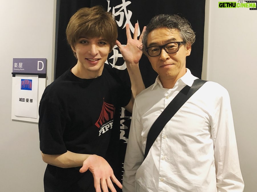 Yu Shirota Instagram - お客様シリーズ⑧ 隆太くん!! 忘れられない、最も濃い最高の時間を過ごしたドラマ”ROOKIES”の恩師。本当に熱くて、優しくて、川藤先生そのものでした☺︎当時28歳だったなんて考えられない、、実は幕間、ハプニングで顔を合わせてしまい、驚きと同時に、めっちゃくちゃ嬉しくて一気にテンションmaxまで上がりました🕺笑 . 浅野さん!! 同じく“ROOKIES”でどんどん熱血になっていく教頭先生役。ベンチからメンバーを見守る教頭の熱い目、最高に好きでした!!舞台もいつも拝見しているけど、お芝居に圧倒されます。大好きな大先輩。 . ここからはチーム”ロミオ&ジュリエット” . 和樹!!10代の頃は完全なるライバル。そこを経て、今は時に共に、時にバラバラに戦う仲間。”テニスの王子様”に続きロジュリでも敵対する役を経て(ティボルト役でダブルでもありました)いよいよ“ファントム” 初めて戦友の演出をさせてもらいます。地獄の日々の始まりかもしれないけど、最高に素敵な、加藤和樹にしか出来ないエリックを共に作ろうぞ!!笑 . かっきー!! 共にロミオ役として戦った戦友。何よりの印象は”悟空の身体を持つ男”笑 すんごくバランスの良いカッコいい身体に、当時めっちゃ憧れた笑 そしてストイックな姿勢は、いつ観ても素晴らしい。来年は”スクールオブロック”羨ましいぃぃ!!!! 観に行きます☺︎ . みつくん!! すんごく久しぶりにお会いできた!愛しのマーキューシオ!!と、同時にティボルトを演じた日は”憎っくきマーキューシオ”でした笑 同じオーブで再会出来るのは本当に嬉しい。みつくんのマブの女王カッコ良かったなぁ☺︎ またやろうね!! . ゆうすけ もうね、この人のダンスはヤバイ。本当に凄い!!その表現力を持って演じた”死”は見る度に進化して、もはや”神”レベル笑 毎回観劇に行っては、この”死”に泣かされている。(語彙力なさ過ぎて伝わらない) また僕のためにダンスメインのお仕事もやって下さい!!笑 . そして、愛しのジュリエット!莉奈! 初演では、うぶな透明感の塊のジュリエットを、再演では、更に、芯のある強さとしなやかさを兼ね備えたジュリエットを演じた莉奈。僕のロミジュリ愛に匹敵する(この愛の強さ、自分でも怖いくらい)愛を持った人。またゆっくり語ろうぜい!! . キャピュレットのティボルトの女の1人(?)まゆころちん!!稽古場では毎日同じネタで笑ってたけど、ちょっとここには書けないかな笑 この日も玉置さんちの成実ちゃんに同じことを弄られていましたとさ笑 またやろうねー☺︎ . 成実!仕事は一緒にした事はないけど、昔からの仲。”キンキーブーツ”も最高だったぜ!!最近ミュージカルで活躍していてとても嬉しい!いつか共演したいね☺︎ . クイズ!! 文字通りクイズのスペシャリスト!!キーワードを出せば、あっという間に次から次へと面白いクイズを出題してくれる天才!!その才能と頭の回転の速さは”人狼”でも発揮され、僕の周りの”人狼スペシャリスト”達の中でもTOPのプレイヤー!!(Gaigoは別物。笑) そのうち一緒に面白いことをやる予定☺︎ . アンミカ様御一行!! “人狼”といえば、アンミカさん、有村昆さん等を中心とした人狼会!!まだ数回しか参加出来てないけど、初心者でも楽しめる、とっても気さくで、気楽な会!本当に笑いが絶えない人狼。素敵。自分のホームの人狼は、基本マジ喧嘩かってくらい白熱した戦いが続いて、初心者の方がくると圧倒されてしまいます笑(基本みんなゲームに真剣なのです。負けず嫌いの集まりなのです) 皆様ご観劇どうもありがとうございました!! . . #ピピン #佐藤隆太 さん #浅野和之 さん #加藤和樹 さん #柿澤勇人 さん #MITSUAKI さん #大貫勇輔 さん #フランク莉奈 さん #河本麻祐子 さん #玉置成実 さん #アンミカ さん #セオドールミラー さん #滝川クリステル さん #エミレターナ さん #遠藤美和 さん #お客様シリーズ