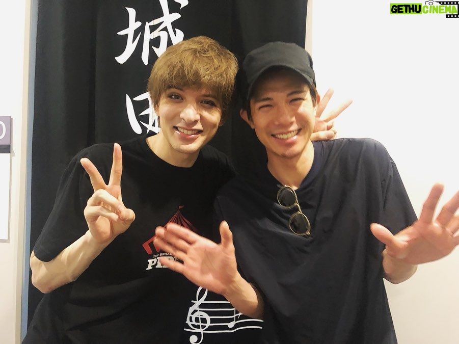 Yu Shirota Instagram - お客様シリーズ⑧ 隆太くん!! 忘れられない、最も濃い最高の時間を過ごしたドラマ”ROOKIES”の恩師。本当に熱くて、優しくて、川藤先生そのものでした☺︎当時28歳だったなんて考えられない、、実は幕間、ハプニングで顔を合わせてしまい、驚きと同時に、めっちゃくちゃ嬉しくて一気にテンションmaxまで上がりました🕺笑 . 浅野さん!! 同じく“ROOKIES”でどんどん熱血になっていく教頭先生役。ベンチからメンバーを見守る教頭の熱い目、最高に好きでした!!舞台もいつも拝見しているけど、お芝居に圧倒されます。大好きな大先輩。 . ここからはチーム”ロミオ&ジュリエット” . 和樹!!10代の頃は完全なるライバル。そこを経て、今は時に共に、時にバラバラに戦う仲間。”テニスの王子様”に続きロジュリでも敵対する役を経て(ティボルト役でダブルでもありました)いよいよ“ファントム” 初めて戦友の演出をさせてもらいます。地獄の日々の始まりかもしれないけど、最高に素敵な、加藤和樹にしか出来ないエリックを共に作ろうぞ!!笑 . かっきー!! 共にロミオ役として戦った戦友。何よりの印象は”悟空の身体を持つ男”笑 すんごくバランスの良いカッコいい身体に、当時めっちゃ憧れた笑 そしてストイックな姿勢は、いつ観ても素晴らしい。来年は”スクールオブロック”羨ましいぃぃ!!!! 観に行きます☺︎ . みつくん!! すんごく久しぶりにお会いできた!愛しのマーキューシオ!!と、同時にティボルトを演じた日は”憎っくきマーキューシオ”でした笑 同じオーブで再会出来るのは本当に嬉しい。みつくんのマブの女王カッコ良かったなぁ☺︎ またやろうね!! . ゆうすけ もうね、この人のダンスはヤバイ。本当に凄い!!その表現力を持って演じた”死”は見る度に進化して、もはや”神”レベル笑 毎回観劇に行っては、この”死”に泣かされている。(語彙力なさ過ぎて伝わらない) また僕のためにダンスメインのお仕事もやって下さい!!笑 . そして、愛しのジュリエット!莉奈! 初演では、うぶな透明感の塊のジュリエットを、再演では、更に、芯のある強さとしなやかさを兼ね備えたジュリエットを演じた莉奈。僕のロミジュリ愛に匹敵する(この愛の強さ、自分でも怖いくらい)愛を持った人。またゆっくり語ろうぜい!! . キャピュレットのティボルトの女の1人(?)まゆころちん!!稽古場では毎日同じネタで笑ってたけど、ちょっとここには書けないかな笑 この日も玉置さんちの成実ちゃんに同じことを弄られていましたとさ笑 またやろうねー☺︎ . 成実!仕事は一緒にした事はないけど、昔からの仲。”キンキーブーツ”も最高だったぜ!!最近ミュージカルで活躍していてとても嬉しい!いつか共演したいね☺︎ . クイズ!! 文字通りクイズのスペシャリスト!!キーワードを出せば、あっという間に次から次へと面白いクイズを出題してくれる天才!!その才能と頭の回転の速さは”人狼”でも発揮され、僕の周りの”人狼スペシャリスト”達の中でもTOPのプレイヤー!!(Gaigoは別物。笑) そのうち一緒に面白いことをやる予定☺︎ . アンミカ様御一行!! “人狼”といえば、アンミカさん、有村昆さん等を中心とした人狼会!!まだ数回しか参加出来てないけど、初心者でも楽しめる、とっても気さくで、気楽な会!本当に笑いが絶えない人狼。素敵。自分のホームの人狼は、基本マジ喧嘩かってくらい白熱した戦いが続いて、初心者の方がくると圧倒されてしまいます笑(基本みんなゲームに真剣なのです。負けず嫌いの集まりなのです) 皆様ご観劇どうもありがとうございました!! . . #ピピン #佐藤隆太 さん #浅野和之 さん #加藤和樹 さん #柿澤勇人 さん #MITSUAKI さん #大貫勇輔 さん #フランク莉奈 さん #河本麻祐子 さん #玉置成実 さん #アンミカ さん #セオドールミラー さん #滝川クリステル さん #エミレターナ さん #遠藤美和 さん #お客様シリーズ