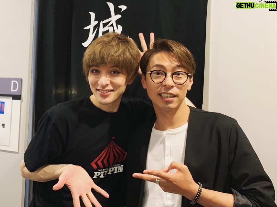 Yu Shirota Instagram - お客様シリーズ⑧ 隆太くん!! 忘れられない、最も濃い最高の時間を過ごしたドラマ”ROOKIES”の恩師。本当に熱くて、優しくて、川藤先生そのものでした☺︎当時28歳だったなんて考えられない、、実は幕間、ハプニングで顔を合わせてしまい、驚きと同時に、めっちゃくちゃ嬉しくて一気にテンションmaxまで上がりました🕺笑 . 浅野さん!! 同じく“ROOKIES”でどんどん熱血になっていく教頭先生役。ベンチからメンバーを見守る教頭の熱い目、最高に好きでした!!舞台もいつも拝見しているけど、お芝居に圧倒されます。大好きな大先輩。 . ここからはチーム”ロミオ&ジュリエット” . 和樹!!10代の頃は完全なるライバル。そこを経て、今は時に共に、時にバラバラに戦う仲間。”テニスの王子様”に続きロジュリでも敵対する役を経て(ティボルト役でダブルでもありました)いよいよ“ファントム” 初めて戦友の演出をさせてもらいます。地獄の日々の始まりかもしれないけど、最高に素敵な、加藤和樹にしか出来ないエリックを共に作ろうぞ!!笑 . かっきー!! 共にロミオ役として戦った戦友。何よりの印象は”悟空の身体を持つ男”笑 すんごくバランスの良いカッコいい身体に、当時めっちゃ憧れた笑 そしてストイックな姿勢は、いつ観ても素晴らしい。来年は”スクールオブロック”羨ましいぃぃ!!!! 観に行きます☺︎ . みつくん!! すんごく久しぶりにお会いできた!愛しのマーキューシオ!!と、同時にティボルトを演じた日は”憎っくきマーキューシオ”でした笑 同じオーブで再会出来るのは本当に嬉しい。みつくんのマブの女王カッコ良かったなぁ☺︎ またやろうね!! . ゆうすけ もうね、この人のダンスはヤバイ。本当に凄い!!その表現力を持って演じた”死”は見る度に進化して、もはや”神”レベル笑 毎回観劇に行っては、この”死”に泣かされている。(語彙力なさ過ぎて伝わらない) また僕のためにダンスメインのお仕事もやって下さい!!笑 . そして、愛しのジュリエット!莉奈! 初演では、うぶな透明感の塊のジュリエットを、再演では、更に、芯のある強さとしなやかさを兼ね備えたジュリエットを演じた莉奈。僕のロミジュリ愛に匹敵する(この愛の強さ、自分でも怖いくらい)愛を持った人。またゆっくり語ろうぜい!! . キャピュレットのティボルトの女の1人(?)まゆころちん!!稽古場では毎日同じネタで笑ってたけど、ちょっとここには書けないかな笑 この日も玉置さんちの成実ちゃんに同じことを弄られていましたとさ笑 またやろうねー☺︎ . 成実!仕事は一緒にした事はないけど、昔からの仲。”キンキーブーツ”も最高だったぜ!!最近ミュージカルで活躍していてとても嬉しい!いつか共演したいね☺︎ . クイズ!! 文字通りクイズのスペシャリスト!!キーワードを出せば、あっという間に次から次へと面白いクイズを出題してくれる天才!!その才能と頭の回転の速さは”人狼”でも発揮され、僕の周りの”人狼スペシャリスト”達の中でもTOPのプレイヤー!!(Gaigoは別物。笑) そのうち一緒に面白いことをやる予定☺︎ . アンミカ様御一行!! “人狼”といえば、アンミカさん、有村昆さん等を中心とした人狼会!!まだ数回しか参加出来てないけど、初心者でも楽しめる、とっても気さくで、気楽な会!本当に笑いが絶えない人狼。素敵。自分のホームの人狼は、基本マジ喧嘩かってくらい白熱した戦いが続いて、初心者の方がくると圧倒されてしまいます笑(基本みんなゲームに真剣なのです。負けず嫌いの集まりなのです) 皆様ご観劇どうもありがとうございました!! . . #ピピン #佐藤隆太 さん #浅野和之 さん #加藤和樹 さん #柿澤勇人 さん #MITSUAKI さん #大貫勇輔 さん #フランク莉奈 さん #河本麻祐子 さん #玉置成実 さん #アンミカ さん #セオドールミラー さん #滝川クリステル さん #エミレターナ さん #遠藤美和 さん #お客様シリーズ
