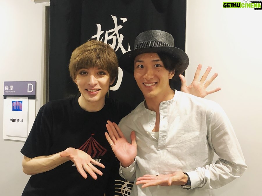 Yu Shirota Instagram - お客様シリーズ⑧ 隆太くん!! 忘れられない、最も濃い最高の時間を過ごしたドラマ”ROOKIES”の恩師。本当に熱くて、優しくて、川藤先生そのものでした☺︎当時28歳だったなんて考えられない、、実は幕間、ハプニングで顔を合わせてしまい、驚きと同時に、めっちゃくちゃ嬉しくて一気にテンションmaxまで上がりました🕺笑 . 浅野さん!! 同じく“ROOKIES”でどんどん熱血になっていく教頭先生役。ベンチからメンバーを見守る教頭の熱い目、最高に好きでした!!舞台もいつも拝見しているけど、お芝居に圧倒されます。大好きな大先輩。 . ここからはチーム”ロミオ&ジュリエット” . 和樹!!10代の頃は完全なるライバル。そこを経て、今は時に共に、時にバラバラに戦う仲間。”テニスの王子様”に続きロジュリでも敵対する役を経て(ティボルト役でダブルでもありました)いよいよ“ファントム” 初めて戦友の演出をさせてもらいます。地獄の日々の始まりかもしれないけど、最高に素敵な、加藤和樹にしか出来ないエリックを共に作ろうぞ!!笑 . かっきー!! 共にロミオ役として戦った戦友。何よりの印象は”悟空の身体を持つ男”笑 すんごくバランスの良いカッコいい身体に、当時めっちゃ憧れた笑 そしてストイックな姿勢は、いつ観ても素晴らしい。来年は”スクールオブロック”羨ましいぃぃ!!!! 観に行きます☺︎ . みつくん!! すんごく久しぶりにお会いできた!愛しのマーキューシオ!!と、同時にティボルトを演じた日は”憎っくきマーキューシオ”でした笑 同じオーブで再会出来るのは本当に嬉しい。みつくんのマブの女王カッコ良かったなぁ☺︎ またやろうね!! . ゆうすけ もうね、この人のダンスはヤバイ。本当に凄い!!その表現力を持って演じた”死”は見る度に進化して、もはや”神”レベル笑 毎回観劇に行っては、この”死”に泣かされている。(語彙力なさ過ぎて伝わらない) また僕のためにダンスメインのお仕事もやって下さい!!笑 . そして、愛しのジュリエット!莉奈! 初演では、うぶな透明感の塊のジュリエットを、再演では、更に、芯のある強さとしなやかさを兼ね備えたジュリエットを演じた莉奈。僕のロミジュリ愛に匹敵する(この愛の強さ、自分でも怖いくらい)愛を持った人。またゆっくり語ろうぜい!! . キャピュレットのティボルトの女の1人(?)まゆころちん!!稽古場では毎日同じネタで笑ってたけど、ちょっとここには書けないかな笑 この日も玉置さんちの成実ちゃんに同じことを弄られていましたとさ笑 またやろうねー☺︎ . 成実!仕事は一緒にした事はないけど、昔からの仲。”キンキーブーツ”も最高だったぜ!!最近ミュージカルで活躍していてとても嬉しい!いつか共演したいね☺︎ . クイズ!! 文字通りクイズのスペシャリスト!!キーワードを出せば、あっという間に次から次へと面白いクイズを出題してくれる天才!!その才能と頭の回転の速さは”人狼”でも発揮され、僕の周りの”人狼スペシャリスト”達の中でもTOPのプレイヤー!!(Gaigoは別物。笑) そのうち一緒に面白いことをやる予定☺︎ . アンミカ様御一行!! “人狼”といえば、アンミカさん、有村昆さん等を中心とした人狼会!!まだ数回しか参加出来てないけど、初心者でも楽しめる、とっても気さくで、気楽な会!本当に笑いが絶えない人狼。素敵。自分のホームの人狼は、基本マジ喧嘩かってくらい白熱した戦いが続いて、初心者の方がくると圧倒されてしまいます笑(基本みんなゲームに真剣なのです。負けず嫌いの集まりなのです) 皆様ご観劇どうもありがとうございました!! . . #ピピン #佐藤隆太 さん #浅野和之 さん #加藤和樹 さん #柿澤勇人 さん #MITSUAKI さん #大貫勇輔 さん #フランク莉奈 さん #河本麻祐子 さん #玉置成実 さん #アンミカ さん #セオドールミラー さん #滝川クリステル さん #エミレターナ さん #遠藤美和 さん #お客様シリーズ