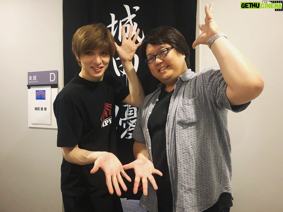 Yu Shirota Instagram - お客様シリーズ⑧ 隆太くん!! 忘れられない、最も濃い最高の時間を過ごしたドラマ”ROOKIES”の恩師。本当に熱くて、優しくて、川藤先生そのものでした☺︎当時28歳だったなんて考えられない、、実は幕間、ハプニングで顔を合わせてしまい、驚きと同時に、めっちゃくちゃ嬉しくて一気にテンションmaxまで上がりました🕺笑 . 浅野さん!! 同じく“ROOKIES”でどんどん熱血になっていく教頭先生役。ベンチからメンバーを見守る教頭の熱い目、最高に好きでした!!舞台もいつも拝見しているけど、お芝居に圧倒されます。大好きな大先輩。 . ここからはチーム”ロミオ&ジュリエット” . 和樹!!10代の頃は完全なるライバル。そこを経て、今は時に共に、時にバラバラに戦う仲間。”テニスの王子様”に続きロジュリでも敵対する役を経て(ティボルト役でダブルでもありました)いよいよ“ファントム” 初めて戦友の演出をさせてもらいます。地獄の日々の始まりかもしれないけど、最高に素敵な、加藤和樹にしか出来ないエリックを共に作ろうぞ!!笑 . かっきー!! 共にロミオ役として戦った戦友。何よりの印象は”悟空の身体を持つ男”笑 すんごくバランスの良いカッコいい身体に、当時めっちゃ憧れた笑 そしてストイックな姿勢は、いつ観ても素晴らしい。来年は”スクールオブロック”羨ましいぃぃ!!!! 観に行きます☺︎ . みつくん!! すんごく久しぶりにお会いできた!愛しのマーキューシオ!!と、同時にティボルトを演じた日は”憎っくきマーキューシオ”でした笑 同じオーブで再会出来るのは本当に嬉しい。みつくんのマブの女王カッコ良かったなぁ☺︎ またやろうね!! . ゆうすけ もうね、この人のダンスはヤバイ。本当に凄い!!その表現力を持って演じた”死”は見る度に進化して、もはや”神”レベル笑 毎回観劇に行っては、この”死”に泣かされている。(語彙力なさ過ぎて伝わらない) また僕のためにダンスメインのお仕事もやって下さい!!笑 . そして、愛しのジュリエット!莉奈! 初演では、うぶな透明感の塊のジュリエットを、再演では、更に、芯のある強さとしなやかさを兼ね備えたジュリエットを演じた莉奈。僕のロミジュリ愛に匹敵する(この愛の強さ、自分でも怖いくらい)愛を持った人。またゆっくり語ろうぜい!! . キャピュレットのティボルトの女の1人(?)まゆころちん!!稽古場では毎日同じネタで笑ってたけど、ちょっとここには書けないかな笑 この日も玉置さんちの成実ちゃんに同じことを弄られていましたとさ笑 またやろうねー☺︎ . 成実!仕事は一緒にした事はないけど、昔からの仲。”キンキーブーツ”も最高だったぜ!!最近ミュージカルで活躍していてとても嬉しい!いつか共演したいね☺︎ . クイズ!! 文字通りクイズのスペシャリスト!!キーワードを出せば、あっという間に次から次へと面白いクイズを出題してくれる天才!!その才能と頭の回転の速さは”人狼”でも発揮され、僕の周りの”人狼スペシャリスト”達の中でもTOPのプレイヤー!!(Gaigoは別物。笑) そのうち一緒に面白いことをやる予定☺︎ . アンミカ様御一行!! “人狼”といえば、アンミカさん、有村昆さん等を中心とした人狼会!!まだ数回しか参加出来てないけど、初心者でも楽しめる、とっても気さくで、気楽な会!本当に笑いが絶えない人狼。素敵。自分のホームの人狼は、基本マジ喧嘩かってくらい白熱した戦いが続いて、初心者の方がくると圧倒されてしまいます笑(基本みんなゲームに真剣なのです。負けず嫌いの集まりなのです) 皆様ご観劇どうもありがとうございました!! . . #ピピン #佐藤隆太 さん #浅野和之 さん #加藤和樹 さん #柿澤勇人 さん #MITSUAKI さん #大貫勇輔 さん #フランク莉奈 さん #河本麻祐子 さん #玉置成実 さん #アンミカ さん #セオドールミラー さん #滝川クリステル さん #エミレターナ さん #遠藤美和 さん #お客様シリーズ