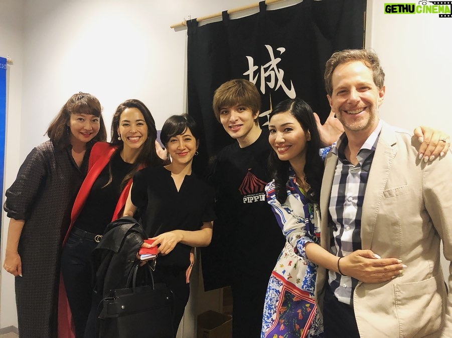 Yu Shirota Instagram - お客様シリーズ⑧ 隆太くん!! 忘れられない、最も濃い最高の時間を過ごしたドラマ”ROOKIES”の恩師。本当に熱くて、優しくて、川藤先生そのものでした☺︎当時28歳だったなんて考えられない、、実は幕間、ハプニングで顔を合わせてしまい、驚きと同時に、めっちゃくちゃ嬉しくて一気にテンションmaxまで上がりました🕺笑 . 浅野さん!! 同じく“ROOKIES”でどんどん熱血になっていく教頭先生役。ベンチからメンバーを見守る教頭の熱い目、最高に好きでした!!舞台もいつも拝見しているけど、お芝居に圧倒されます。大好きな大先輩。 . ここからはチーム”ロミオ&ジュリエット” . 和樹!!10代の頃は完全なるライバル。そこを経て、今は時に共に、時にバラバラに戦う仲間。”テニスの王子様”に続きロジュリでも敵対する役を経て(ティボルト役でダブルでもありました)いよいよ“ファントム” 初めて戦友の演出をさせてもらいます。地獄の日々の始まりかもしれないけど、最高に素敵な、加藤和樹にしか出来ないエリックを共に作ろうぞ!!笑 . かっきー!! 共にロミオ役として戦った戦友。何よりの印象は”悟空の身体を持つ男”笑 すんごくバランスの良いカッコいい身体に、当時めっちゃ憧れた笑 そしてストイックな姿勢は、いつ観ても素晴らしい。来年は”スクールオブロック”羨ましいぃぃ!!!! 観に行きます☺︎ . みつくん!! すんごく久しぶりにお会いできた!愛しのマーキューシオ!!と、同時にティボルトを演じた日は”憎っくきマーキューシオ”でした笑 同じオーブで再会出来るのは本当に嬉しい。みつくんのマブの女王カッコ良かったなぁ☺︎ またやろうね!! . ゆうすけ もうね、この人のダンスはヤバイ。本当に凄い!!その表現力を持って演じた”死”は見る度に進化して、もはや”神”レベル笑 毎回観劇に行っては、この”死”に泣かされている。(語彙力なさ過ぎて伝わらない) また僕のためにダンスメインのお仕事もやって下さい!!笑 . そして、愛しのジュリエット!莉奈! 初演では、うぶな透明感の塊のジュリエットを、再演では、更に、芯のある強さとしなやかさを兼ね備えたジュリエットを演じた莉奈。僕のロミジュリ愛に匹敵する(この愛の強さ、自分でも怖いくらい)愛を持った人。またゆっくり語ろうぜい!! . キャピュレットのティボルトの女の1人(?)まゆころちん!!稽古場では毎日同じネタで笑ってたけど、ちょっとここには書けないかな笑 この日も玉置さんちの成実ちゃんに同じことを弄られていましたとさ笑 またやろうねー☺︎ . 成実!仕事は一緒にした事はないけど、昔からの仲。”キンキーブーツ”も最高だったぜ!!最近ミュージカルで活躍していてとても嬉しい!いつか共演したいね☺︎ . クイズ!! 文字通りクイズのスペシャリスト!!キーワードを出せば、あっという間に次から次へと面白いクイズを出題してくれる天才!!その才能と頭の回転の速さは”人狼”でも発揮され、僕の周りの”人狼スペシャリスト”達の中でもTOPのプレイヤー!!(Gaigoは別物。笑) そのうち一緒に面白いことをやる予定☺︎ . アンミカ様御一行!! “人狼”といえば、アンミカさん、有村昆さん等を中心とした人狼会!!まだ数回しか参加出来てないけど、初心者でも楽しめる、とっても気さくで、気楽な会!本当に笑いが絶えない人狼。素敵。自分のホームの人狼は、基本マジ喧嘩かってくらい白熱した戦いが続いて、初心者の方がくると圧倒されてしまいます笑(基本みんなゲームに真剣なのです。負けず嫌いの集まりなのです) 皆様ご観劇どうもありがとうございました!! . . #ピピン #佐藤隆太 さん #浅野和之 さん #加藤和樹 さん #柿澤勇人 さん #MITSUAKI さん #大貫勇輔 さん #フランク莉奈 さん #河本麻祐子 さん #玉置成実 さん #アンミカ さん #セオドールミラー さん #滝川クリステル さん #エミレターナ さん #遠藤美和 さん #お客様シリーズ