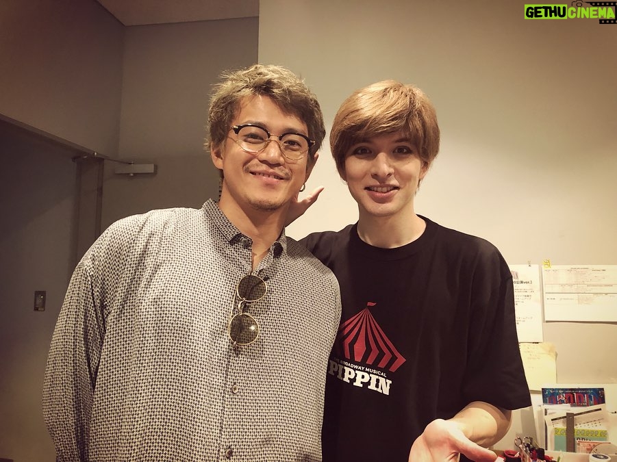 Yu Shirota Instagram - お客様シリーズ⑦ たける! 彼が来ると、謎にとてつもなく緊張するから、いつも”予告なく来てくれ”とお願いしていて、それを実行してくれるのだけど、何故か毎回幕間でわかってしまうっていう笑 屈託のない笑顔での率直な感想、嬉しかったよ☺︎ . ぽえ! 相変わらず”独特の感性”は 現在で「ポール登り凄かったね!」って。いや、そこ!?笑 ぽえらしくてほっこりしました☺︎ . 旬くん!やっっっと観に来てもらえた!!笑 なんだかんだいつとタイミング合わず観に来てもらえてなかったから、とってもテンション上がったけど、この日はアメリカから演出家もいらしてて、あたしの緊張度はmaxでした🤷♂️笑 . チーム”わたおじ” じゅんき、JP、はなちゃん、なつこ!! みんなで一緒に来てくれて嬉しかったぁ!あのわちゃわちゃ感が恋しいなぁ。せっかくなら、はなちゃんにイケメン風ショット撮って貰って、JPのモノマネをストーリーに上げて、じゅんきとスマブラして、なつこに壁ドンしとけばよかった🕺笑 みんなありがとあ☺︎ . ラブバグスー!! なとむしゃんとけんた!! 2人ともめちゃんこ褒めてくれて嬉しかった。こうやって普段会えない仲間と少しの時間だけど、心を通わすことが出来るから、舞台っていいよねー☺︎ バタバタで2人の近況聞くの忘れてしまった、、またすぐね!! なつかしのバグスポーズで🕺 . からのーこらっこ!同じくバグスで初ミュージカルを踏んだ、大切な仲間。ちびすけよ、いつも心配してくれてありがとうな。おおらっこは強いから、そんな簡単には倒れんさ!'笑 ありがとう☺︎ . 小関裕太くん!! 挨拶程度しかしたことなかったんだけど、とっても良い子だって評判しか聞いたことない彼は、やはりとても真っ直ぐで、純粋で、ちょっと天然?なのかな?笑 とっても可愛い好青年でした☺︎ またゆっくりね!! . 今拓哉さん!! “テイクフライト”でご一緒して、とても良く可愛がってくれてました。幸村吉也さんと、兄の純と4人で呑んだのもう何年前かな?また是非行きましょう!! . みゆちゃん! “ファントム”でご一緒したソプラノがすんごい方。でも小柄だから”コドモ”ってあだ名をつけた記憶。私、頭悪いですね笑 又々”ファントム”でお世話になります!! よろしくね☺︎ . 伊藤さん! ライザップのトレーナーさん!最近行けてないけど、彼のトレーニングは緩すぎず、キツ過ぎず、丁度良い塩梅です笑 トレーニングの話より、美味しいご飯屋さんに関しての情報交換の方が圧倒的に多いかな笑 . . あ、最近「痩せた痩せた」と良く言われますが、まず、役作りですし、今はちゃんと食べてますし、ご覧の通り、実は筋肉あるので、皆さまご心配なく!! ピピン 終わるまでは倒れるわけにはいかない🕺 今日は2回公演!! みんなよろしくね。 #ピピン #佐藤健 さん #古市憲寿 さん #小栗旬 さん #戸塚純貴 さん #JP さん #はなちゃん #なつこ #蘭寿とむ さん #猪塚健太 さん #大原櫻子 さん #小関裕太 さん #今拓哉 さん #彩橋みや さん #ライザップ伊藤 さん #お客様シリーズ
