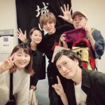 Yu Shirota Instagram - お客様シリーズ⑦ たける! 彼が来ると、謎にとてつもなく緊張するから、いつも”予告なく来てくれ”とお願いしていて、それを実行してくれるのだけど、何故か毎回幕間でわかってしまうっていう笑 屈託のない笑顔での率直な感想、嬉しかったよ☺︎ . ぽえ! 相変わらず”独特の感性”は 現在で「ポール登り凄かったね!」って。いや、そこ!?笑 ぽえらしくてほっこりしました☺︎ . 旬くん!やっっっと観に来てもらえた!!笑 なんだかんだいつとタイミング合わず観に来てもらえてなかったから、とってもテンション上がったけど、この日はアメリカから演出家もいらしてて、あたしの緊張度はmaxでした🤷‍♂️笑 . チーム”わたおじ” じゅんき、JP、はなちゃん、なつこ!! みんなで一緒に来てくれて嬉しかったぁ!あのわちゃわちゃ感が恋しいなぁ。せっかくなら、はなちゃんにイケメン風ショット撮って貰って、JPのモノマネをストーリーに上げて、じゅんきとスマブラして、なつこに壁ドンしとけばよかった🕺笑 みんなありがとあ☺︎ . ラブバグスー!! なとむしゃんとけんた!! 2人ともめちゃんこ褒めてくれて嬉しかった。こうやって普段会えない仲間と少しの時間だけど、心を通わすことが出来るから、舞台っていいよねー☺︎ バタバタで2人の近況聞くの忘れてしまった、、またすぐね!! なつかしのバグスポーズで🕺 . からのーこらっこ!同じくバグスで初ミュージカルを踏んだ、大切な仲間。ちびすけよ、いつも心配してくれてありがとうな。おおらっこは強いから、そんな簡単には倒れんさ!'笑 ありがとう☺︎ . 小関裕太くん!! 挨拶程度しかしたことなかったんだけど、とっても良い子だって評判しか聞いたことない彼は、やはりとても真っ直ぐで、純粋で、ちょっと天然？なのかな？笑 とっても可愛い好青年でした☺︎ またゆっくりね!! . 今拓哉さん!! “テイクフライト”でご一緒して、とても良く可愛がってくれてました。幸村吉也さんと、兄の純と4人で呑んだのもう何年前かな？また是非行きましょう!! . みゆちゃん! “ファントム”でご一緒したソプラノがすんごい方。でも小柄だから”コドモ”ってあだ名をつけた記憶。私、頭悪いですね笑 又々”ファントム”でお世話になります!! よろしくね☺︎ . 伊藤さん! ライザップのトレーナーさん!最近行けてないけど、彼のトレーニングは緩すぎず、キツ過ぎず、丁度良い塩梅です笑 トレーニングの話より、美味しいご飯屋さんに関しての情報交換の方が圧倒的に多いかな笑 . . あ、最近「痩せた痩せた」と良く言われますが、まず、役作りですし、今はちゃんと食べてますし、ご覧の通り、実は筋肉あるので、皆さまご心配なく!! ピピン 終わるまでは倒れるわけにはいかない🕺 今日は2回公演!! みんなよろしくね。 #ピピン #佐藤健 さん #古市憲寿 さん #小栗旬 さん #戸塚純貴 さん #JP さん #はなちゃん #なつこ #蘭寿とむ さん #猪塚健太 さん #大原櫻子 さん #小関裕太 さん #今拓哉 さん #彩橋みや さん #ライザップ伊藤 さん #お客様シリーズ