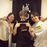 Yu Shirota Instagram - お客様シリーズ⑦ たける! 彼が来ると、謎にとてつもなく緊張するから、いつも”予告なく来てくれ”とお願いしていて、それを実行してくれるのだけど、何故か毎回幕間でわかってしまうっていう笑 屈託のない笑顔での率直な感想、嬉しかったよ☺︎ . ぽえ! 相変わらず”独特の感性”は 現在で「ポール登り凄かったね!」って。いや、そこ!?笑 ぽえらしくてほっこりしました☺︎ . 旬くん!やっっっと観に来てもらえた!!笑 なんだかんだいつとタイミング合わず観に来てもらえてなかったから、とってもテンション上がったけど、この日はアメリカから演出家もいらしてて、あたしの緊張度はmaxでした🤷‍♂️笑 . チーム”わたおじ” じゅんき、JP、はなちゃん、なつこ!! みんなで一緒に来てくれて嬉しかったぁ!あのわちゃわちゃ感が恋しいなぁ。せっかくなら、はなちゃんにイケメン風ショット撮って貰って、JPのモノマネをストーリーに上げて、じゅんきとスマブラして、なつこに壁ドンしとけばよかった🕺笑 みんなありがとあ☺︎ . ラブバグスー!! なとむしゃんとけんた!! 2人ともめちゃんこ褒めてくれて嬉しかった。こうやって普段会えない仲間と少しの時間だけど、心を通わすことが出来るから、舞台っていいよねー☺︎ バタバタで2人の近況聞くの忘れてしまった、、またすぐね!! なつかしのバグスポーズで🕺 . からのーこらっこ!同じくバグスで初ミュージカルを踏んだ、大切な仲間。ちびすけよ、いつも心配してくれてありがとうな。おおらっこは強いから、そんな簡単には倒れんさ!'笑 ありがとう☺︎ . 小関裕太くん!! 挨拶程度しかしたことなかったんだけど、とっても良い子だって評判しか聞いたことない彼は、やはりとても真っ直ぐで、純粋で、ちょっと天然？なのかな？笑 とっても可愛い好青年でした☺︎ またゆっくりね!! . 今拓哉さん!! “テイクフライト”でご一緒して、とても良く可愛がってくれてました。幸村吉也さんと、兄の純と4人で呑んだのもう何年前かな？また是非行きましょう!! . みゆちゃん! “ファントム”でご一緒したソプラノがすんごい方。でも小柄だから”コドモ”ってあだ名をつけた記憶。私、頭悪いですね笑 又々”ファントム”でお世話になります!! よろしくね☺︎ . 伊藤さん! ライザップのトレーナーさん!最近行けてないけど、彼のトレーニングは緩すぎず、キツ過ぎず、丁度良い塩梅です笑 トレーニングの話より、美味しいご飯屋さんに関しての情報交換の方が圧倒的に多いかな笑 . . あ、最近「痩せた痩せた」と良く言われますが、まず、役作りですし、今はちゃんと食べてますし、ご覧の通り、実は筋肉あるので、皆さまご心配なく!! ピピン 終わるまでは倒れるわけにはいかない🕺 今日は2回公演!! みんなよろしくね。 #ピピン #佐藤健 さん #古市憲寿 さん #小栗旬 さん #戸塚純貴 さん #JP さん #はなちゃん #なつこ #蘭寿とむ さん #猪塚健太 さん #大原櫻子 さん #小関裕太 さん #今拓哉 さん #彩橋みや さん #ライザップ伊藤 さん #お客様シリーズ