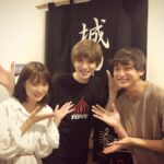 Yu Shirota Instagram - お客様シリーズ⑦ たける! 彼が来ると、謎にとてつもなく緊張するから、いつも”予告なく来てくれ”とお願いしていて、それを実行してくれるのだけど、何故か毎回幕間でわかってしまうっていう笑 屈託のない笑顔での率直な感想、嬉しかったよ☺︎ . ぽえ! 相変わらず”独特の感性”は 現在で「ポール登り凄かったね!」って。いや、そこ!?笑 ぽえらしくてほっこりしました☺︎ . 旬くん!やっっっと観に来てもらえた!!笑 なんだかんだいつとタイミング合わず観に来てもらえてなかったから、とってもテンション上がったけど、この日はアメリカから演出家もいらしてて、あたしの緊張度はmaxでした🤷‍♂️笑 . チーム”わたおじ” じゅんき、JP、はなちゃん、なつこ!! みんなで一緒に来てくれて嬉しかったぁ!あのわちゃわちゃ感が恋しいなぁ。せっかくなら、はなちゃんにイケメン風ショット撮って貰って、JPのモノマネをストーリーに上げて、じゅんきとスマブラして、なつこに壁ドンしとけばよかった🕺笑 みんなありがとあ☺︎ . ラブバグスー!! なとむしゃんとけんた!! 2人ともめちゃんこ褒めてくれて嬉しかった。こうやって普段会えない仲間と少しの時間だけど、心を通わすことが出来るから、舞台っていいよねー☺︎ バタバタで2人の近況聞くの忘れてしまった、、またすぐね!! なつかしのバグスポーズで🕺 . からのーこらっこ!同じくバグスで初ミュージカルを踏んだ、大切な仲間。ちびすけよ、いつも心配してくれてありがとうな。おおらっこは強いから、そんな簡単には倒れんさ!'笑 ありがとう☺︎ . 小関裕太くん!! 挨拶程度しかしたことなかったんだけど、とっても良い子だって評判しか聞いたことない彼は、やはりとても真っ直ぐで、純粋で、ちょっと天然？なのかな？笑 とっても可愛い好青年でした☺︎ またゆっくりね!! . 今拓哉さん!! “テイクフライト”でご一緒して、とても良く可愛がってくれてました。幸村吉也さんと、兄の純と4人で呑んだのもう何年前かな？また是非行きましょう!! . みゆちゃん! “ファントム”でご一緒したソプラノがすんごい方。でも小柄だから”コドモ”ってあだ名をつけた記憶。私、頭悪いですね笑 又々”ファントム”でお世話になります!! よろしくね☺︎ . 伊藤さん! ライザップのトレーナーさん!最近行けてないけど、彼のトレーニングは緩すぎず、キツ過ぎず、丁度良い塩梅です笑 トレーニングの話より、美味しいご飯屋さんに関しての情報交換の方が圧倒的に多いかな笑 . . あ、最近「痩せた痩せた」と良く言われますが、まず、役作りですし、今はちゃんと食べてますし、ご覧の通り、実は筋肉あるので、皆さまご心配なく!! ピピン 終わるまでは倒れるわけにはいかない🕺 今日は2回公演!! みんなよろしくね。 #ピピン #佐藤健 さん #古市憲寿 さん #小栗旬 さん #戸塚純貴 さん #JP さん #はなちゃん #なつこ #蘭寿とむ さん #猪塚健太 さん #大原櫻子 さん #小関裕太 さん #今拓哉 さん #彩橋みや さん #ライザップ伊藤 さん #お客様シリーズ