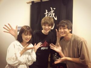 Yu Shirota Instagram - お客様シリーズ⑦ たける! 彼が来ると、謎にとてつもなく緊張するから、いつも”予告なく来てくれ”とお願いしていて、それを実行してくれるのだけど、何故か毎回幕間でわかってしまうっていう笑 屈託のない笑顔での率直な感想、嬉しかったよ☺︎ . ぽえ! 相変わらず”独特の感性”は 現在で「ポール登り凄かったね!」って。いや、そこ!?笑 ぽえらしくてほっこりしました☺︎ . 旬くん!やっっっと観に来てもらえた!!笑 なんだかんだいつとタイミング合わず観に来てもらえてなかったから、とってもテンション上がったけど、この日はアメリカから演出家もいらしてて、あたしの緊張度はmaxでした🤷‍♂️笑 . チーム”わたおじ” じゅんき、JP、はなちゃん、なつこ!! みんなで一緒に来てくれて嬉しかったぁ!あのわちゃわちゃ感が恋しいなぁ。せっかくなら、はなちゃんにイケメン風ショット撮って貰って、JPのモノマネをストーリーに上げて、じゅんきとスマブラして、なつこに壁ドンしとけばよかった🕺笑 みんなありがとあ☺︎ . ラブバグスー!! なとむしゃんとけんた!! 2人ともめちゃんこ褒めてくれて嬉しかった。こうやって普段会えない仲間と少しの時間だけど、心を通わすことが出来るから、舞台っていいよねー☺︎ バタバタで2人の近況聞くの忘れてしまった、、またすぐね!! なつかしのバグスポーズで🕺 . からのーこらっこ!同じくバグスで初ミュージカルを踏んだ、大切な仲間。ちびすけよ、いつも心配してくれてありがとうな。おおらっこは強いから、そんな簡単には倒れんさ!'笑 ありがとう☺︎ . 小関裕太くん!! 挨拶程度しかしたことなかったんだけど、とっても良い子だって評判しか聞いたことない彼は、やはりとても真っ直ぐで、純粋で、ちょっと天然？なのかな？笑 とっても可愛い好青年でした☺︎ またゆっくりね!! . 今拓哉さん!! “テイクフライト”でご一緒して、とても良く可愛がってくれてました。幸村吉也さんと、兄の純と4人で呑んだのもう何年前かな？また是非行きましょう!! . みゆちゃん! “ファントム”でご一緒したソプラノがすんごい方。でも小柄だから”コドモ”ってあだ名をつけた記憶。私、頭悪いですね笑 又々”ファントム”でお世話になります!! よろしくね☺︎ . 伊藤さん! ライザップのトレーナーさん!最近行けてないけど、彼のトレーニングは緩すぎず、キツ過ぎず、丁度良い塩梅です笑 トレーニングの話より、美味しいご飯屋さんに関しての情報交換の方が圧倒的に多いかな笑 . . あ、最近「痩せた痩せた」と良く言われますが、まず、役作りですし、今はちゃんと食べてますし、ご覧の通り、実は筋肉あるので、皆さまご心配なく!! ピピン 終わるまでは倒れるわけにはいかない🕺 今日は2回公演!! みんなよろしくね。 #ピピン #佐藤健 さん #古市憲寿 さん #小栗旬 さん #戸塚純貴 さん #JP さん #はなちゃん #なつこ #蘭寿とむ さん #猪塚健太 さん #大原櫻子 さん #小関裕太 さん #今拓哉 さん #彩橋みや さん #ライザップ伊藤 さん #お客様シリーズ
