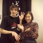 Yu Shirota Instagram – お客様シリーズ⑦

たける!
彼が来ると、謎にとてつもなく緊張するから、いつも”予告なく来てくれ”とお願いしていて、それを実行してくれるのだけど、何故か毎回幕間でわかってしまうっていう笑
屈託のない笑顔での率直な感想、嬉しかったよ☺︎
.

ぽえ!
相変わらず”独特の感性”は
現在で「ポール登り凄かったね!」って。いや、そこ!?笑 ぽえらしくてほっこりしました☺︎
.

旬くん!やっっっと観に来てもらえた!!笑 なんだかんだいつとタイミング合わず観に来てもらえてなかったから、とってもテンション上がったけど、この日はアメリカから演出家もいらしてて、あたしの緊張度はmaxでした🤷‍♂️笑
.

チーム”わたおじ”
じゅんき、JP、はなちゃん、なつこ!!
みんなで一緒に来てくれて嬉しかったぁ!あのわちゃわちゃ感が恋しいなぁ。せっかくなら、はなちゃんにイケメン風ショット撮って貰って、JPのモノマネをストーリーに上げて、じゅんきとスマブラして、なつこに壁ドンしとけばよかった🕺笑 みんなありがとあ☺︎
.
ラブバグスー!!
なとむしゃんとけんた!!
2人ともめちゃんこ褒めてくれて嬉しかった。こうやって普段会えない仲間と少しの時間だけど、心を通わすことが出来るから、舞台っていいよねー☺︎ バタバタで2人の近況聞くの忘れてしまった、、またすぐね!!
なつかしのバグスポーズで🕺
.
からのーこらっこ!同じくバグスで初ミュージカルを踏んだ、大切な仲間。ちびすけよ、いつも心配してくれてありがとうな。おおらっこは強いから、そんな簡単には倒れんさ!’笑
ありがとう☺︎
.
小関裕太くん!!
挨拶程度しかしたことなかったんだけど、とっても良い子だって評判しか聞いたことない彼は、やはりとても真っ直ぐで、純粋で、ちょっと天然？なのかな？笑 とっても可愛い好青年でした☺︎
またゆっくりね!!
.
今拓哉さん!!
“テイクフライト”でご一緒して、とても良く可愛がってくれてました。幸村吉也さんと、兄の純と4人で呑んだのもう何年前かな？また是非行きましょう!!
.
みゆちゃん!
“ファントム”でご一緒したソプラノがすんごい方。でも小柄だから”コドモ”ってあだ名をつけた記憶。私、頭悪いですね笑 又々”ファントム”でお世話になります!! よろしくね☺︎
.
伊藤さん!
ライザップのトレーナーさん!最近行けてないけど、彼のトレーニングは緩すぎず、キツ過ぎず、丁度良い塩梅です笑 トレーニングの話より、美味しいご飯屋さんに関しての情報交換の方が圧倒的に多いかな笑
.
.

あ、最近「痩せた痩せた」と良く言われますが、まず、役作りですし、今はちゃんと食べてますし、ご覧の通り、実は筋肉あるので、皆さまご心配なく!!
ピピン 終わるまでは倒れるわけにはいかない🕺

今日は2回公演!! みんなよろしくね。

#ピピン 
#佐藤健 さん
#古市憲寿 さん
#小栗旬 さん
#戸塚純貴 さん
#JP さん
#はなちゃん
#なつこ
#蘭寿とむ さん
#猪塚健太 さん
#大原櫻子 さん
#小関裕太 さん
#今拓哉 さん
#彩橋みや さん
#ライザップ伊藤 さん
#お客様シリーズ