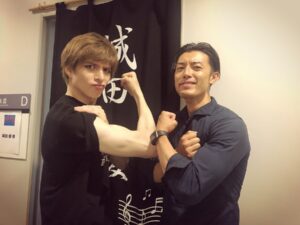 Yu Shirota Instagram - お客様シリーズ⑦ たける! 彼が来ると、謎にとてつもなく緊張するから、いつも”予告なく来てくれ”とお願いしていて、それを実行してくれるのだけど、何故か毎回幕間でわかってしまうっていう笑 屈託のない笑顔での率直な感想、嬉しかったよ☺︎ . ぽえ! 相変わらず”独特の感性”は 現在で「ポール登り凄かったね!」って。いや、そこ!?笑 ぽえらしくてほっこりしました☺︎ . 旬くん!やっっっと観に来てもらえた!!笑 なんだかんだいつとタイミング合わず観に来てもらえてなかったから、とってもテンション上がったけど、この日はアメリカから演出家もいらしてて、あたしの緊張度はmaxでした🤷‍♂️笑 . チーム”わたおじ” じゅんき、JP、はなちゃん、なつこ!! みんなで一緒に来てくれて嬉しかったぁ!あのわちゃわちゃ感が恋しいなぁ。せっかくなら、はなちゃんにイケメン風ショット撮って貰って、JPのモノマネをストーリーに上げて、じゅんきとスマブラして、なつこに壁ドンしとけばよかった🕺笑 みんなありがとあ☺︎ . ラブバグスー!! なとむしゃんとけんた!! 2人ともめちゃんこ褒めてくれて嬉しかった。こうやって普段会えない仲間と少しの時間だけど、心を通わすことが出来るから、舞台っていいよねー☺︎ バタバタで2人の近況聞くの忘れてしまった、、またすぐね!! なつかしのバグスポーズで🕺 . からのーこらっこ!同じくバグスで初ミュージカルを踏んだ、大切な仲間。ちびすけよ、いつも心配してくれてありがとうな。おおらっこは強いから、そんな簡単には倒れんさ!'笑 ありがとう☺︎ . 小関裕太くん!! 挨拶程度しかしたことなかったんだけど、とっても良い子だって評判しか聞いたことない彼は、やはりとても真っ直ぐで、純粋で、ちょっと天然？なのかな？笑 とっても可愛い好青年でした☺︎ またゆっくりね!! . 今拓哉さん!! “テイクフライト”でご一緒して、とても良く可愛がってくれてました。幸村吉也さんと、兄の純と4人で呑んだのもう何年前かな？また是非行きましょう!! . みゆちゃん! “ファントム”でご一緒したソプラノがすんごい方。でも小柄だから”コドモ”ってあだ名をつけた記憶。私、頭悪いですね笑 又々”ファントム”でお世話になります!! よろしくね☺︎ . 伊藤さん! ライザップのトレーナーさん!最近行けてないけど、彼のトレーニングは緩すぎず、キツ過ぎず、丁度良い塩梅です笑 トレーニングの話より、美味しいご飯屋さんに関しての情報交換の方が圧倒的に多いかな笑 . . あ、最近「痩せた痩せた」と良く言われますが、まず、役作りですし、今はちゃんと食べてますし、ご覧の通り、実は筋肉あるので、皆さまご心配なく!! ピピン 終わるまでは倒れるわけにはいかない🕺 今日は2回公演!! みんなよろしくね。 #ピピン #佐藤健 さん #古市憲寿 さん #小栗旬 さん #戸塚純貴 さん #JP さん #はなちゃん #なつこ #蘭寿とむ さん #猪塚健太 さん #大原櫻子 さん #小関裕太 さん #今拓哉 さん #彩橋みや さん #ライザップ伊藤 さん #お客様シリーズ