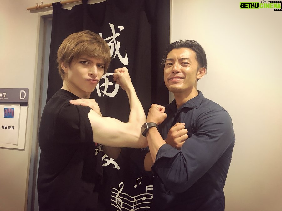 Yu Shirota Instagram - お客様シリーズ⑦ たける! 彼が来ると、謎にとてつもなく緊張するから、いつも”予告なく来てくれ”とお願いしていて、それを実行してくれるのだけど、何故か毎回幕間でわかってしまうっていう笑 屈託のない笑顔での率直な感想、嬉しかったよ☺︎ . ぽえ! 相変わらず”独特の感性”は 現在で「ポール登り凄かったね!」って。いや、そこ!?笑 ぽえらしくてほっこりしました☺︎ . 旬くん!やっっっと観に来てもらえた!!笑 なんだかんだいつとタイミング合わず観に来てもらえてなかったから、とってもテンション上がったけど、この日はアメリカから演出家もいらしてて、あたしの緊張度はmaxでした🤷♂️笑 . チーム”わたおじ” じゅんき、JP、はなちゃん、なつこ!! みんなで一緒に来てくれて嬉しかったぁ!あのわちゃわちゃ感が恋しいなぁ。せっかくなら、はなちゃんにイケメン風ショット撮って貰って、JPのモノマネをストーリーに上げて、じゅんきとスマブラして、なつこに壁ドンしとけばよかった🕺笑 みんなありがとあ☺︎ . ラブバグスー!! なとむしゃんとけんた!! 2人ともめちゃんこ褒めてくれて嬉しかった。こうやって普段会えない仲間と少しの時間だけど、心を通わすことが出来るから、舞台っていいよねー☺︎ バタバタで2人の近況聞くの忘れてしまった、、またすぐね!! なつかしのバグスポーズで🕺 . からのーこらっこ!同じくバグスで初ミュージカルを踏んだ、大切な仲間。ちびすけよ、いつも心配してくれてありがとうな。おおらっこは強いから、そんな簡単には倒れんさ!'笑 ありがとう☺︎ . 小関裕太くん!! 挨拶程度しかしたことなかったんだけど、とっても良い子だって評判しか聞いたことない彼は、やはりとても真っ直ぐで、純粋で、ちょっと天然?なのかな?笑 とっても可愛い好青年でした☺︎ またゆっくりね!! . 今拓哉さん!! “テイクフライト”でご一緒して、とても良く可愛がってくれてました。幸村吉也さんと、兄の純と4人で呑んだのもう何年前かな?また是非行きましょう!! . みゆちゃん! “ファントム”でご一緒したソプラノがすんごい方。でも小柄だから”コドモ”ってあだ名をつけた記憶。私、頭悪いですね笑 又々”ファントム”でお世話になります!! よろしくね☺︎ . 伊藤さん! ライザップのトレーナーさん!最近行けてないけど、彼のトレーニングは緩すぎず、キツ過ぎず、丁度良い塩梅です笑 トレーニングの話より、美味しいご飯屋さんに関しての情報交換の方が圧倒的に多いかな笑 . . あ、最近「痩せた痩せた」と良く言われますが、まず、役作りですし、今はちゃんと食べてますし、ご覧の通り、実は筋肉あるので、皆さまご心配なく!! ピピン 終わるまでは倒れるわけにはいかない🕺 今日は2回公演!! みんなよろしくね。 #ピピン #佐藤健 さん #古市憲寿 さん #小栗旬 さん #戸塚純貴 さん #JP さん #はなちゃん #なつこ #蘭寿とむ さん #猪塚健太 さん #大原櫻子 さん #小関裕太 さん #今拓哉 さん #彩橋みや さん #ライザップ伊藤 さん #お客様シリーズ