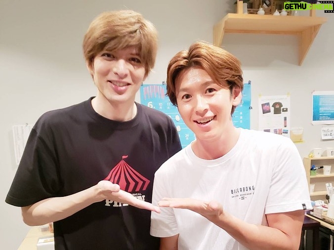 Yu Shirota Instagram - お客様シリーズ⑥ 米倉様!!スーパースターが”ピピンlを観に来てくれました☺︎ “ボブフォッシー”という共通項のある我々。久々にお会いした米倉さん、スペイン語がめちゃんこ喋れるようになってておったまげ!!流石、努力の人。そして出会った頃からずーっと変わらないあの色気は一体どこから出てくるの?笑”Chicago”も楽しみ!!あと!!もう!一回”交渉人”やりたい!!!!笑 . こうじくん!! “ファントム”ブロードウェイと銃弾”でご一緒した仲。ダンス習いたい笑 是非落ち着いたら教室開いてくれませんかね?笑 あと、この方こう見えてめっちゃ面白い宴会芸を持ってます笑 . みよこさん! 様々な作品でご一緒している通訳さん!本当に素敵な方。前回同様”ファントム”にも入って下さっていて、つい先日も、脚本に関して、NYからスカイプミーティングをしました☺︎本当楽しみー!! . 軽部さん!! いつと番組でも、時々プライベートでもお世話になっております。笠井さんもだけど、意外とアナウンサーの皆様がミュージカルにハマって下さっていることが感謝感謝でございます!! . 同じくフジテレビアナウンサーの小澤陽子さん、内田嶺衣奈 さん、新美有加さん!! “脱力タイムズ”本当楽しかったなぁ☺︎またで出たい!! 新美さんは番組で”ピピン”を紹介して下さりました!皆さまありがとうございました!! . 更に!堤礼実アナウンサー! 恐らくアナウンサー会で年間観劇本数1位なんじゃないかってくらいミュージカルが好きな方。ありがたや。取材等でもお世話になっております。また語りませう! . ナオさん!! ミュージカルデビュー作”セラミュ”で共演した、とってもとーってもお世話になったお姉さん。恋愛相談ともしてたな笑 当時は16歳。めっちゃくちゃ久しぶりにお会いできた!!少しは成長感じてもらえたかな?笑 . てらっち!!実は私、4年ほど料理番組をやらせていただいておりましたの笑 てらっちのご飯本当に美味しいんだぁ!またうちで鍋しようね☺︎ . 咲妃みゆさん、鳳翔さん! まだ作品でご一緒した事はないけど、きっと近いうちに何か一緒に出来るでしょう!!笑 どうもありがとう☺︎ . ダンドイ舞莉花ちゃん! いつもお互いの舞台を観合っているけど、なかなか共演出来ない人。笑ソウルに溢れた素晴らしい彼女の歌声、是非聴いてみて下さい!! . . #ピピン #米倉涼子 さん #青山航士 さん #伊藤美代子 さん #軽部真一 さん #小澤陽子 さん #内田嶺衣奈 さん #新美有加さん さん #堤礼実さん #高木ナオ さん #寺田真二郎 さん #咲妃みゆ さん #鳳翔さん さん #ダンドイ舞莉花 さん #お客様シリーズ