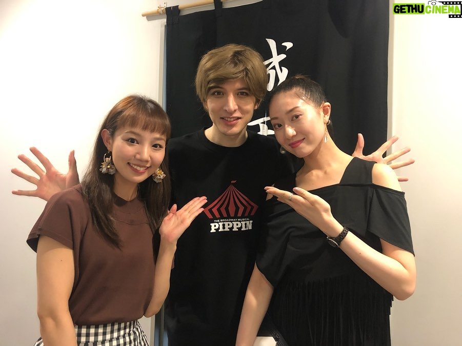 Yu Shirota Instagram - お客様シリーズ⑥ 米倉様!!スーパースターが”ピピンlを観に来てくれました☺︎ “ボブフォッシー”という共通項のある我々。久々にお会いした米倉さん、スペイン語がめちゃんこ喋れるようになってておったまげ!!流石、努力の人。そして出会った頃からずーっと変わらないあの色気は一体どこから出てくるの?笑”Chicago”も楽しみ!!あと!!もう!一回”交渉人”やりたい!!!!笑 . こうじくん!! “ファントム”ブロードウェイと銃弾”でご一緒した仲。ダンス習いたい笑 是非落ち着いたら教室開いてくれませんかね?笑 あと、この方こう見えてめっちゃ面白い宴会芸を持ってます笑 . みよこさん! 様々な作品でご一緒している通訳さん!本当に素敵な方。前回同様”ファントム”にも入って下さっていて、つい先日も、脚本に関して、NYからスカイプミーティングをしました☺︎本当楽しみー!! . 軽部さん!! いつと番組でも、時々プライベートでもお世話になっております。笠井さんもだけど、意外とアナウンサーの皆様がミュージカルにハマって下さっていることが感謝感謝でございます!! . 同じくフジテレビアナウンサーの小澤陽子さん、内田嶺衣奈 さん、新美有加さん!! “脱力タイムズ”本当楽しかったなぁ☺︎またで出たい!! 新美さんは番組で”ピピン”を紹介して下さりました!皆さまありがとうございました!! . 更に!堤礼実アナウンサー! 恐らくアナウンサー会で年間観劇本数1位なんじゃないかってくらいミュージカルが好きな方。ありがたや。取材等でもお世話になっております。また語りませう! . ナオさん!! ミュージカルデビュー作”セラミュ”で共演した、とってもとーってもお世話になったお姉さん。恋愛相談ともしてたな笑 当時は16歳。めっちゃくちゃ久しぶりにお会いできた!!少しは成長感じてもらえたかな?笑 . てらっち!!実は私、4年ほど料理番組をやらせていただいておりましたの笑 てらっちのご飯本当に美味しいんだぁ!またうちで鍋しようね☺︎ . 咲妃みゆさん、鳳翔さん! まだ作品でご一緒した事はないけど、きっと近いうちに何か一緒に出来るでしょう!!笑 どうもありがとう☺︎ . ダンドイ舞莉花ちゃん! いつもお互いの舞台を観合っているけど、なかなか共演出来ない人。笑ソウルに溢れた素晴らしい彼女の歌声、是非聴いてみて下さい!! . . #ピピン #米倉涼子 さん #青山航士 さん #伊藤美代子 さん #軽部真一 さん #小澤陽子 さん #内田嶺衣奈 さん #新美有加さん さん #堤礼実さん #高木ナオ さん #寺田真二郎 さん #咲妃みゆ さん #鳳翔さん さん #ダンドイ舞莉花 さん #お客様シリーズ