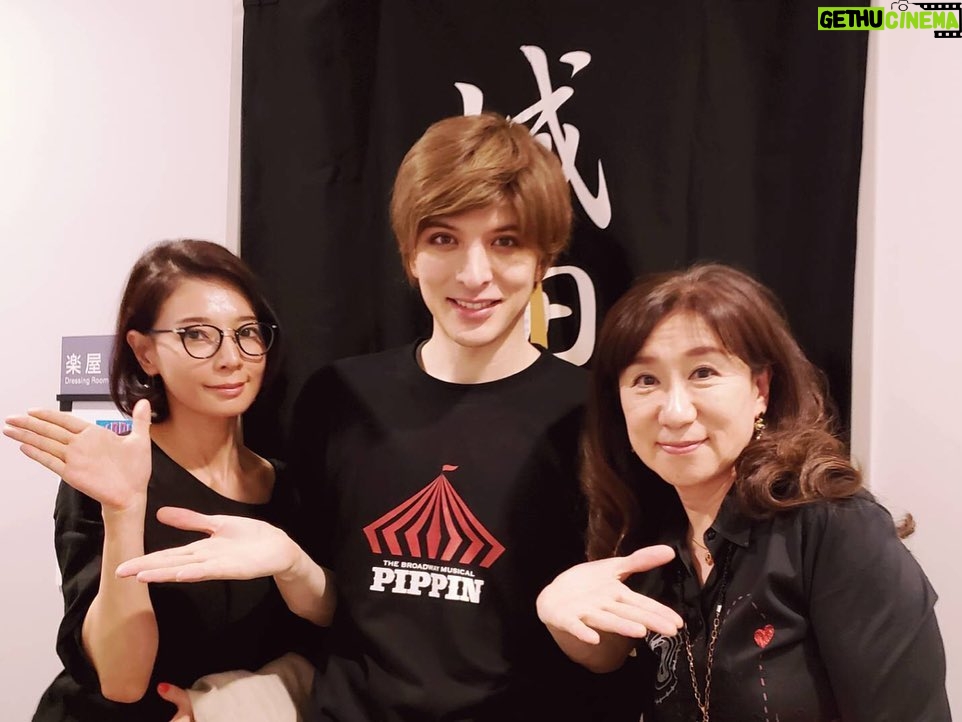 Yu Shirota Instagram - お客様シリーズ⑤ 徹平!前はクリとオーブに”キンキーブーツ”を観に来たけど、今度は逆☺︎高校の同級生で同じフィールドで頑張ってる人は少ないから、お互い刺激をもらえる本当にいい関係。これからも共に頑張ろう。 . 萌音!”舞妓はレディ”を観て、新たなミュージカルスターが誕生したなと思っておりました。どんどんミュージカルやってくれーい!そしていつか共演しようぜい☺︎ . . さとしさん!なかなかミュージカルで、ご一緒出来ない先輩。お名前は何度もあげさせていただいているのですが、、笑 食事の席等でお話を聞いてると、意外にもとっても面白い方。笑 本当さとしさんとも早く共演したい!! . ヤスカ!本当に久しぶり!元同じ事務所の仲間☺︎今は俳優だけでなくデザイナーもやっているらしい。今度のドラクエ要チェックしなきゃ!! . 綾ちゃん&シュクビさん!! ずっとダイアンファンを公言していた綾ちゃんは流石観方が鋭いというか、すごく的確に感想を伝えてくれて、関心するというか、初めて役について相談しちゃうくらい深く観てくれて、感謝感激です。 . シュクビさんはかれこれ長いですなぁ、、初めて会った17歳くらい時「OMG you have a Freddie Mercury’voice!!」と言われたことは一生忘れない笑 めちゃ嬉しかった思い出! . 蘭ちゃん! “ロミオ&ジュリエット”で共に第二の青春を過ごした仲!また一緒にやりたいね☺︎ 観に来てくれてありがとう。 . . りょう!今度”ファントム”でミュージカルデビューを飾る期待の新人(映像の世界では既にめちゃくちゃ素敵な女優さん)どんなジャンクロードを演じてくれるか、本当に楽しみ!! . 朝海ひかるさん&伊東弘美さん!! 懐かしの私のエリザ初演時のメンバー。その節は本当に本当にお世話になりました🙇♂️こうして少しは成長?した姿をお見せすることが出来て、嬉しいです。しっかし10年経っても全く変わらないお姿!!どんな魔法??笑 . . お客様シリーズは全然追いついてないけど、東京公演はもうカウントダウン!! 是非、1人でも多くの方に、この”奇跡”と”魔法”を体感して欲しいです!! . . #ピピン #小池徹平 さん #上白石萌音 さん #橋本さとし さん #齋藤ヤスカ さん #平野綾 さん #楊淑美 さん #松島蘭 さん #佐藤玲 さん #朝海ひかる さん #伊東弘美 さん #お客様シリーズ