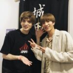 Yu Shirota Instagram – お客様シリーズ④

時系列も順番もめちゃくちゃですが、、、 .
Team ワタナベエンターテインメント!! .
加治＆瀬戸！
この2人の組み合わせ、とっても好きなの。”ブロ銃”の時も観劇の回被ってたなぁ。こう見えて、この2人同い年です笑 2人ともめちゃくちゃ興奮して楽屋に来てくれて、本当に嬉しかった☺︎3人のLINEもテンション高くて笑ったなぁ笑 2人ともありがとう!! .
.
打って変わって和田のおじさんは、すごーく冷静に感想を話してくれた。
「ピピン は優そのまんまだね」と言われたのだけど、これ褒められてるってことでいいのかな？笑
そしてBaby心からおめでとう☺︎楽しみぃ!!!! .
.
マルちゃん!!30周年コンサートでは、素敵な空間を共有させていただきました☺︎いつも愛に溢れたマルちゃんに会うと、心が和みます。労ってくれてありがとう。 .
.
中尾!”文学処女”でちょろっとしかご一緒してないけど、最近大活躍でおじさんは嬉しいです笑”あなたの番です”長丁場頑張ってね! .
.

淳ちゃん。めちゃんこ忙しい中観に来てくれて本当に嬉しかった。オシャンな服着てるねって褒めたら「社長にパジャマって言われました」って笑 きゃわたん☺︎
大切な大切な弟です。 .
.

ゆうき!ひっさびに会ったけど、安定のテンションで嬉しかった笑 最近全然話せてないからまた落ち着いらたゆっくり飯でもいきまひょ☺︎ .
.
劇団Patchの近藤頌利くん
は舞台を中心に活躍中。今何人くらいいるんだろう？とりあえずIMYのライバルだな笑 .
.

初めましての見上愛ちゃん。まだ19歳のフレッシュな若手。どんなお芝居するのかとても気になる。これから夢に向かって頑張って下さいまし!! .
.
三津谷亮くん。昔から知ってるけど、ちゃんと絡んだことないなぁ、、今度ゆっくり話しましょ☺︎ .
.
そしてヒデさん!!シューイチ”でも”ピピン “を取り上げていただき、本当にありがとうございます!!いつも優しく温かいお人柄に感謝です。こうして先輩方から褒めていただくと、めちゃくちゃモチベーション上がります!! .
#ピピン
#中山秀征 さん
#マルシア さん
#和田正人 さん
#加治将樹 さん
#瀬戸康史 さん
#山田裕貴 さん
#三津谷亮 さん
#志尊淳 さん
#中尾暢樹 さん
#近藤頌利 さん
#見上愛 さん
#お客様シリーズ
#素敵な先輩後輩