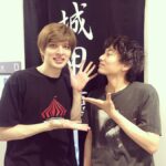 Yu Shirota Instagram – お客様シリーズ③

ちなみに今更ですが、大分時差があります。笑

ネス!遂にこの男もミュージカルの世界へ!!10代の頃から共に切磋琢磨して今がある、とても感慨深い仲。と勝手に思っている笑
“ピーターパン”楽しみや!! 藤田俊太郎さん!そんなネスの初ミュージカル”ピーターパン”を演出されるお方。いつも色々観に来て下さって有難い限り。”ジャージーボーイズ”が拝見出来なかったのがすんごく悔しい..
近々必ずご一緒しましょうぞ!! 秋人!!舞台で大活躍中のうちの期待の若手!と思ったらもう28歳だった!笑 若いね!紀伊国屋でやった”光より前に”はめちゃ泣かされたなぁ。いつか一緒にやろうね!

恒松ちゃん!!一昨年の”源氏物語”でご一緒したんだけど、実はめちゃミュージカル好きということを最近知った笑
そんな彼女が遂にデビューする”ドンジュアン”とっても楽しみ☺︎ 笠井さん!もしかしたら今まで出た作品全部観てくれてるんじゃないかってくらい、いつもありがとうございます!!毎回素敵な言葉で感想をお話して下さり、本当に嬉しい限りです!! 五大さん!!ファントムでご一緒した時のオーベロン役がたまらなく好きで、日替わりのメイクが毎日の公演の楽しみの一つでした。会えばいつでもめちゃめちゃ元気もらえるHappyな方!谷内雪さんと来て下さいました!

そして姉のマリア!全部で4回も観に来てくれる姉バカ?って言うのかな?笑 彼Mariaの渾身の「ブラボー!!」が毎回ステージまで飛んできてほっこりします笑
この日は仲良しの五十鈴ココちゃん、當間里美さんと来てくれました☺︎ #ピピン 
#NESMITH さん
#藤田俊太郎 さん
#宮崎秋人 さん
#恒松祐里 さん
#笠井信輔 さん
#五大輝一 さん
#谷内雪 さん
#maria
#五十鈴ココ さん
#當間里美 さん
#お客様シリーズ