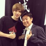 Yu Shirota Instagram – お客様シリーズ③

ちなみに今更ですが、大分時差があります。笑

ネス!遂にこの男もミュージカルの世界へ!!10代の頃から共に切磋琢磨して今がある、とても感慨深い仲。と勝手に思っている笑
“ピーターパン”楽しみや!! 藤田俊太郎さん!そんなネスの初ミュージカル”ピーターパン”を演出されるお方。いつも色々観に来て下さって有難い限り。”ジャージーボーイズ”が拝見出来なかったのがすんごく悔しい..
近々必ずご一緒しましょうぞ!! 秋人!!舞台で大活躍中のうちの期待の若手!と思ったらもう28歳だった!笑 若いね!紀伊国屋でやった”光より前に”はめちゃ泣かされたなぁ。いつか一緒にやろうね!

恒松ちゃん!!一昨年の”源氏物語”でご一緒したんだけど、実はめちゃミュージカル好きということを最近知った笑
そんな彼女が遂にデビューする”ドンジュアン”とっても楽しみ☺︎ 笠井さん!もしかしたら今まで出た作品全部観てくれてるんじゃないかってくらい、いつもありがとうございます!!毎回素敵な言葉で感想をお話して下さり、本当に嬉しい限りです!! 五大さん!!ファントムでご一緒した時のオーベロン役がたまらなく好きで、日替わりのメイクが毎日の公演の楽しみの一つでした。会えばいつでもめちゃめちゃ元気もらえるHappyな方!谷内雪さんと来て下さいました!

そして姉のマリア!全部で4回も観に来てくれる姉バカ?って言うのかな?笑 彼Mariaの渾身の「ブラボー!!」が毎回ステージまで飛んできてほっこりします笑
この日は仲良しの五十鈴ココちゃん、當間里美さんと来てくれました☺︎ #ピピン 
#NESMITH さん
#藤田俊太郎 さん
#宮崎秋人 さん
#恒松祐里 さん
#笠井信輔 さん
#五大輝一 さん
#谷内雪 さん
#maria
#五十鈴ココ さん
#當間里美 さん
#お客様シリーズ