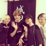 Yu Shirota Instagram – お客様シリーズ③

ちなみに今更ですが、大分時差があります。笑

ネス!遂にこの男もミュージカルの世界へ!!10代の頃から共に切磋琢磨して今がある、とても感慨深い仲。と勝手に思っている笑
“ピーターパン”楽しみや!! 藤田俊太郎さん!そんなネスの初ミュージカル”ピーターパン”を演出されるお方。いつも色々観に来て下さって有難い限り。”ジャージーボーイズ”が拝見出来なかったのがすんごく悔しい..
近々必ずご一緒しましょうぞ!! 秋人!!舞台で大活躍中のうちの期待の若手!と思ったらもう28歳だった!笑 若いね!紀伊国屋でやった”光より前に”はめちゃ泣かされたなぁ。いつか一緒にやろうね!

恒松ちゃん!!一昨年の”源氏物語”でご一緒したんだけど、実はめちゃミュージカル好きということを最近知った笑
そんな彼女が遂にデビューする”ドンジュアン”とっても楽しみ☺︎ 笠井さん!もしかしたら今まで出た作品全部観てくれてるんじゃないかってくらい、いつもありがとうございます!!毎回素敵な言葉で感想をお話して下さり、本当に嬉しい限りです!! 五大さん!!ファントムでご一緒した時のオーベロン役がたまらなく好きで、日替わりのメイクが毎日の公演の楽しみの一つでした。会えばいつでもめちゃめちゃ元気もらえるHappyな方!谷内雪さんと来て下さいました!

そして姉のマリア!全部で4回も観に来てくれる姉バカ?って言うのかな?笑 彼Mariaの渾身の「ブラボー!!」が毎回ステージまで飛んできてほっこりします笑
この日は仲良しの五十鈴ココちゃん、當間里美さんと来てくれました☺︎ #ピピン 
#NESMITH さん
#藤田俊太郎 さん
#宮崎秋人 さん
#恒松祐里 さん
#笠井信輔 さん
#五大輝一 さん
#谷内雪 さん
#maria
#五十鈴ココ さん
#當間里美 さん
#お客様シリーズ