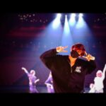 Yu Shirota Instagram – 「ブロードウェイと銃弾」

2日間遅れての初日となりましたが、残りの全公演を無事に終了することが出来ました。

開演前から様々な不安や葛藤がありましたが、この愛すべきカンパニーが全力で作ったエンターテイメントが、少しでも観て下さったお客様の心の栄養になっていれば嬉しいです。

そして同時に、皆様からいただく大きな拍手と笑い声が、僕らの心の栄養と、次の公演の糧となっていました。

このご時世にも関わらず劇場に足を運んで下さり、また最後まで応援して下さり、本当に本当にありがとうございました。

近々ゆっくりインスタライブで語りたいと思います。

チーチダより。

#ブロードウェイと銃弾 #写真は至宝が撮ってくれたお