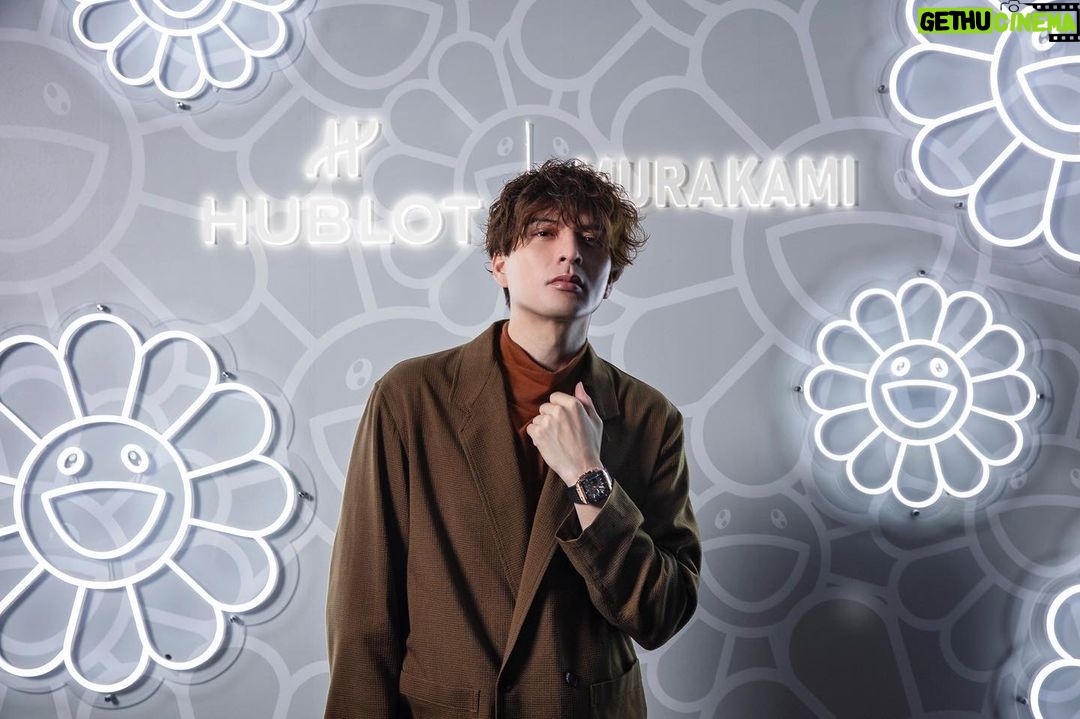 Yu Shirota Instagram - 「HUBLOT SAPPHIRE NIGHT」のパーティーにお邪魔しました☺︎ 時計好きの僕としては、展示されていたHUBLOT×村上隆さんの、4年もの月日をかけて生み出されたトゥールビヨンサファイアや、色とりどりのビッグ・バンのコンプリケーションシリーズにテンション上がりまくりでした。 そして、今回着用させていただいたスクエア・バンのキングゴールド! フェイスがとても上品な印象の中、ラバーストラップとの組み合わせにより硬くなりすぎず、普段使いにも最適な、上質な雰囲気を醸し出す1本! 自分はオールブラックのビッグ・バンを1本所有していますが、こちらのスクエア・バンも欲しくなってしまいました。笑 イベントの最後には、村上隆さん、 HUBLOTのCEOリカルド・グアダルーペさんとお会い出来て、光栄な1日でした! マジクリで久々に共演の @crystalkayofficial にも会えました☺︎ @hublot @hublot_japan #Hublot #ウブロ #AD #PR