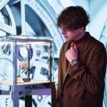 Yu Shirota Instagram - 「HUBLOT SAPPHIRE NIGHT」のパーティーにお邪魔しました☺︎ 時計好きの僕としては、展示されていたHUBLOT×村上隆さんの、4年もの月日をかけて生み出されたトゥールビヨンサファイアや、色とりどりのビッグ・バンのコンプリケーションシリーズにテンション上がりまくりでした。 そして、今回着用させていただいたスクエア・バンのキングゴールド！ フェイスがとても上品な印象の中、ラバーストラップとの組み合わせにより硬くなりすぎず、普段使いにも最適な、上質な雰囲気を醸し出す１本！ 自分はオールブラックのビッグ・バンを１本所有していますが、こちらのスクエア・バンも欲しくなってしまいました。笑 イベントの最後には、村上隆さん、 HUBLOTのCEOリカルド・グアダルーペさんとお会い出来て、光栄な1日でした！ マジクリで久々に共演の @crystalkayofficial にも会えました☺︎ @hublot @hublot_japan #Hublot #ウブロ #AD #PR