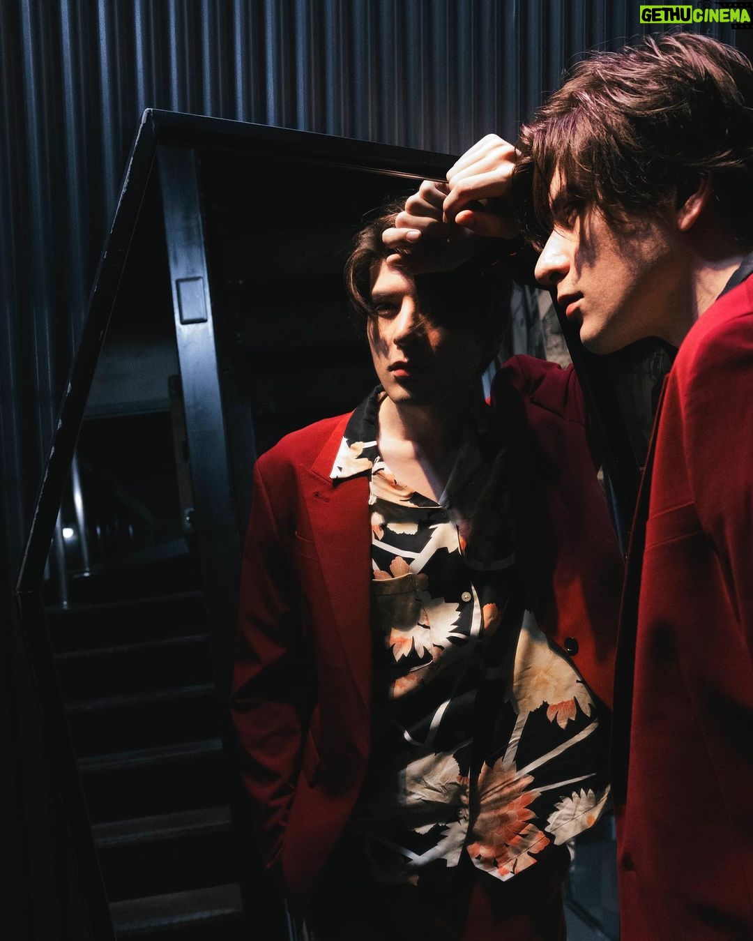 Yu Shirota Instagram - どの写真が1番好きですか? 僕は2枚目かな。 Which picture do you like the best? Me? The second one. Cuál foto te gusta más? Yo? El segundo. @allsaintsjapan 表参道ヒルズ店オープン おめでとうございます☺︎ #オールセインツ #allsaintsjapan #supported