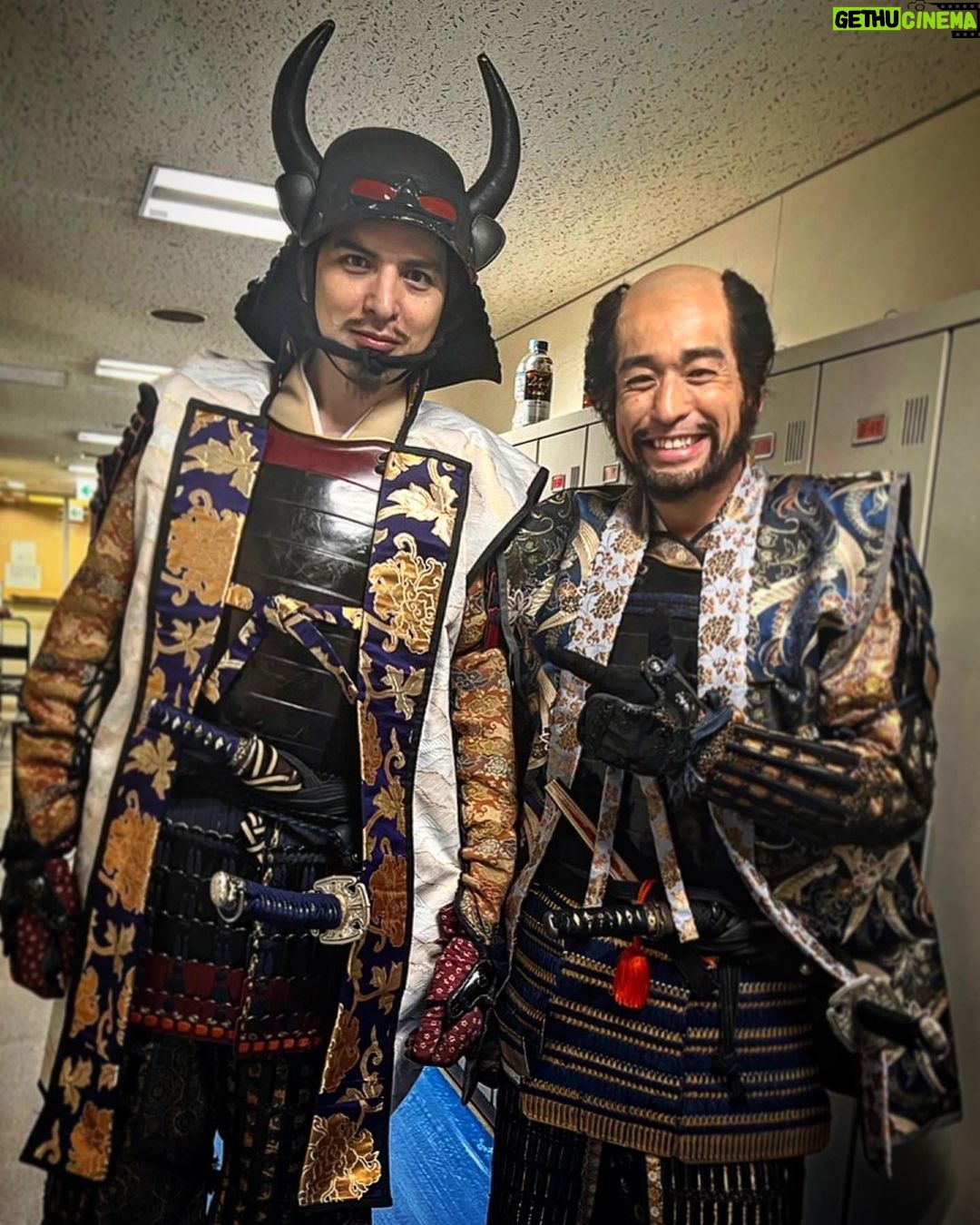 Yu Shirota Instagram - 「どうする家康」 かつて鬼武蔵と恐れられた、森長可役 で、14年ぶりに大河ドラマに出演させていただきました。 「天地人」の頃ご一緒していたスタッフの方も多く、昔話がたくさんできて幸せでした☺︎ しっかし、やはり大河ドラマは緊張しますね、、終始ガチガチでした笑 そしてそして!! 同じく14年ぶりの共演となった佐藤隆太さんとの貴重な一枚。 ルーキーズの頃はいつも一緒にふざけてくれたり、相談に乗ってくれたり、ずっと頼りっぱなしでしたが、、 今回も本当にたくさん助けていただきました。 大きな愛と優しさを持った大好きな先輩です。 撮影の最終日は、男気じゃんけんで見事隆太さんが勝ち、コーヒーをごちそうになりました☺︎笑 ムロさんや徳重聡さんとの写真やお話も、またどこかでUPします! #大河ドラマ #どうする家康 #佐藤隆太 さん #城田優 #また14年後あたりに