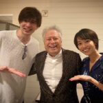 Yu Shirota Instagram - 色々と奇跡の激レア写真です💁‍♂️ 昨日、お隣のAホールにて「ディズニー・ブロードウェイ・ヒッツ feat.アラン・メンケン 」を観てきました。 もうね、感無量でした。 (たぶん私5000人の中で1番叫んでましたが笑) 小さい頃からずーっと聴いてきた大好きな楽曲の数々を、ご本人の演奏で、当時のエピソードを添えながら歌いまくる。 なんと至福の時間、、、 あれが観られただけでももうとんでもなく幸せだったのですが、、 2部ではBWから来てくださったミラクル豪華なゲストシンガー達と、素晴らしいオーケストラによる圧巻のパフォーマンス。 人間って感動を超えると笑っちゃうんですよね笑 もうずっと笑ってました笑 本当に素晴らしい音楽の数々でした。 そして！！ 満を持して大我の登場。 隣に座っていたなっちゃんと思わず目を合わせてしまうほどこちらも緊張しましたが、、(あの時の僕らは完全に兄と姉の気持ちでした笑) とても堂々とした大我の勇姿。 自分も4Starsで経験しているけど、あれだけのメンツの中に入って歌うのは、本当に、もう本当に尋常じゃないプレッシャーだったと思います。 しかしそんなこと一切感じさせず、本当に素敵な歌声を響かせてくれました。 最後の高音がバチっと決まった時は、あたしゃもう大興奮で、今日1番の「フー！！！！」が出ました笑 個人的に、これからの大我のミュージカル界での活躍を楽しみにしている1人なので、このコンサートでの経験は、まだまだ伸び代だらけの彼にとって、本当に大きな糧になるだろうと勝手に感慨深く観ておりました。 ということで、時代が違えば決して観ることの出来ない貴重な写真をどうぞ！笑 そして！！ まさかのアラン大先生とも😭 ファントムの作曲家、モーリーイェストンさんともとても仲が良いようで、気さくに話してくださいました。モーリーもそうですが、アランメンケンさんも、はちゃめちゃに素敵なお方でした。 さあ、このコンサートを通していただいたエネルギーを糧に、明日からも「ファントム」頑張ります。 ありがとう、アランメンケン。 ありがとう、そしておめでとう京本大我。
