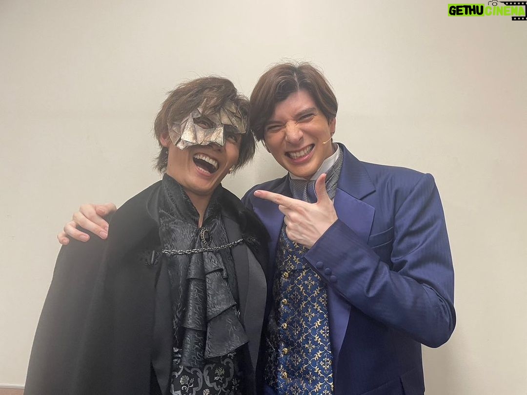 Yu Shirota Instagram - ファントム 本日、無事私のシャンドンの初日を終えて、ようやく全キャストがスタートラインに立ちました。 もちろん心はsaraと共に。 そして、なんといっても10年ぶりに和樹と共に舞台に立ててた、とても幸せな1日でした。 ちなみに、約20年前はテニスで勝利を奪い合い、10年前はジュリエットを奪い合い、今はクリスティーヌを奪い合う日々。笑 なかなか仲間になれません。笑 それはさておき、、 連日お客様からいただく大きな拍手、声援、エネルギーが、毎公演の我々の糧になっています。 キャスト、スタッフ、オーケストラ、一丸となって全身全霊頑で張りますので、大千穐楽までどうぞよろしくお願いします。 感想など、是非ここに書いていただければ、しっかり読みます☺︎ #ファントム #ファントム2023 #加藤和樹 #城田優