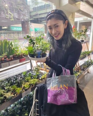 Yu Yamada Instagram - また最近観葉植物にハマり中🪴
緑がある生活って楽しい😍

植え替えの様子を動画撮ってアップできるように頑張りますー！

#ワンピース
@cfcl_official

#コート
@tatras_official

#バッグ
@the_weekend_hotel

#カチューシャ
@chanelofficial