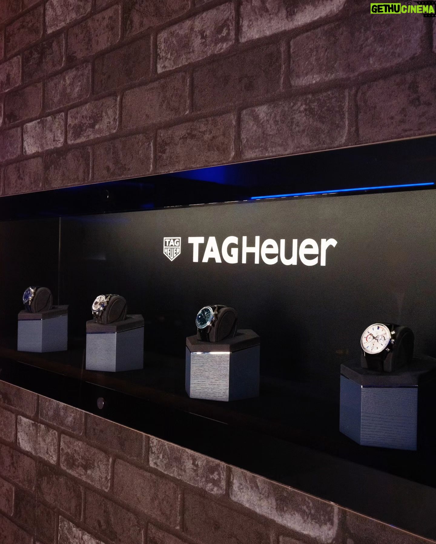 Yu Yamada Instagram - 六本木ヒルズにて19日(日)まで開催の TAG HEUER CARRERA CAFEへ行ってきました! ブルーの会場は視覚で、 カクテルなどのスペシャルメニューは味覚で、 コレクションの世界観を体験できます♡ ポルシェ911の60周年を祝ってデザインされた コラボモデルを着用させていただきました✨ 秒針が60秒に向けて帳尻が合うように減速する 世界初のクラノグラフ秒針は実際に見てほしい! 新感覚の時計でした⌚️ @tagheuer #PR #CarreraCafe #TAGHeuerCarrera #TAGHeuer #タグホイヤー