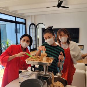 Yu Yamada Instagram - 念願のお味噌作り♡♡♡

先生に色々教わりながら
お味噌作り！！

おいしくなーれ♡と愛情込めて。

半年後に出来あがるとのこと！！
とても楽しみです！

忘れないようにしなきゃ(笑)

@megumi_mikimoto
お誘いありがとう！！
@ryokotanami.idea 
久し振りに会えて凄い嬉しかった♡

来年のお味噌作りは家族で作るのも良いかも✨と思いましたとさ。

#お味噌 
#味噌作り