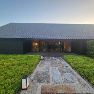 Yu Yamada Instagram - 少し前ですが、ずっと泊まってみたかった
『アマネム』
@amanemu_resort に行ってきました！

お迎えしてくれたのか、空に龍のような雲が！
空が広くて綺麗だった✨

お部屋も凄く快適で皆大喜びでした！
スタッフの皆さんの心遣いも丁寧で感動でした♡

皆で入れる温泉も
温水だったのでプールも冬でしたが入れました😆
すっごく気持ち良かった🎵
うちのママも楽しんでくれたみたいでHappy♡♡♡
@yamadamikako

エステのお部屋も綺麗で久々にゆっくりした時間に感謝❤️

また行きたいな～✨