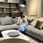 Yu Yamada Instagram - BoConcept青山店で リビングの家具を揃えさせていただきました!! 事前に間取りを伝えておくと その場で3Dデータで作成したレイアウトが見れて 具体的に想像できるのが最高によかったです♡♡♡ 最近セレクトした家具が届いたので紹介しまーす！ リラックスできる空間の中にも ソファの素材で少し遊びを ラグの柄と色にもアクセントを入れてみました✨ 大きいソファでゆったりできる これからの日々が楽しみーーー！！ @boconcept_jp #boconcept #ボーコンセプト #ad