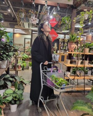 Yu Yamada Instagram - また最近観葉植物にハマり中🪴
緑がある生活って楽しい😍

植え替えの様子を動画撮ってアップできるように頑張りますー！

#ワンピース
@cfcl_official

#コート
@tatras_official

#バッグ
@the_weekend_hotel

#カチューシャ
@chanelofficial