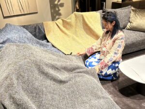 Yu Yamada Instagram - BoConcept青山店で
リビングの家具を揃えさせていただきました!!

事前に間取りを伝えておくと
その場で3Dデータで作成したレイアウトが見れて
具体的に想像できるのが最高によかったです♡♡♡

最近セレクトした家具が届いたので紹介しまーす！
リラックスできる空間の中にも
ソファの素材で少し遊びを
ラグの柄と色にもアクセントを入れてみました✨

大きいソファでゆったりできる
これからの日々が楽しみーーー！！

@boconcept_jp

#boconcept 
#ボーコンセプト
#ad