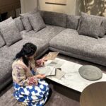 Yu Yamada Instagram - BoConcept青山店で リビングの家具を揃えさせていただきました!! 事前に間取りを伝えておくと その場で3Dデータで作成したレイアウトが見れて 具体的に想像できるのが最高によかったです♡♡♡ 最近セレクトした家具が届いたので紹介しまーす！ リラックスできる空間の中にも ソファの素材で少し遊びを ラグの柄と色にもアクセントを入れてみました✨ 大きいソファでゆったりできる これからの日々が楽しみーーー！！ @boconcept_jp #boconcept #ボーコンセプト #ad