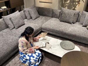 Yu Yamada Instagram - BoConcept青山店で
リビングの家具を揃えさせていただきました!!

事前に間取りを伝えておくと
その場で3Dデータで作成したレイアウトが見れて
具体的に想像できるのが最高によかったです♡♡♡

最近セレクトした家具が届いたので紹介しまーす！
リラックスできる空間の中にも
ソファの素材で少し遊びを
ラグの柄と色にもアクセントを入れてみました✨

大きいソファでゆったりできる
これからの日々が楽しみーーー！！

@boconcept_jp

#boconcept 
#ボーコンセプト
#ad