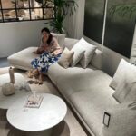 Yu Yamada Instagram - BoConcept青山店で リビングの家具を揃えさせていただきました!! 事前に間取りを伝えておくと その場で3Dデータで作成したレイアウトが見れて 具体的に想像できるのが最高によかったです♡♡♡ 最近セレクトした家具が届いたので紹介しまーす！ リラックスできる空間の中にも ソファの素材で少し遊びを ラグの柄と色にもアクセントを入れてみました✨ 大きいソファでゆったりできる これからの日々が楽しみーーー！！ @boconcept_jp #boconcept #ボーコンセプト #ad
