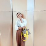 Yu Yamada Instagram - FENDIの アイコンバッグであるPEEKABOO👜 ストラップやチャームは春らしい黄色に!! お花見に出かけたいですねー🌸 @fendi #FendiPeekaboo #PR