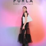 Yu Yamada Instagram - @furla の新作バッグ “FURLA NUVOLA(フルラ ヌヴォラ)”の ローンチイベントが行われた FURLA銀座店へ!! 軽いのに荷物が沢山入るのは 普段から荷物が多い私にとっては 最高です♡♡♡♡♡ ホーボーバッグ クロスボディバッグなど 色んな種類があるので 用途によって使い分けもできそう！ #FURLANUVOLA #FURLAGINZA #PR