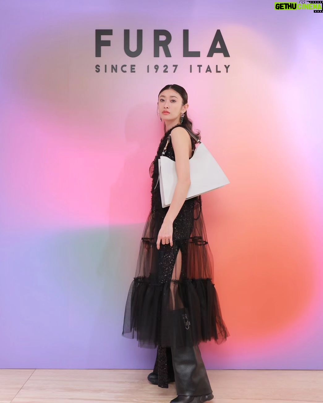 Yu Yamada Instagram - @furla の新作バッグ “FURLA NUVOLA(フルラ ヌヴォラ)”の ローンチイベントが行われた FURLA銀座店へ!! 軽いのに荷物が沢山入るのは 普段から荷物が多い私にとっては 最高です♡♡♡♡♡ ホーボーバッグ クロスボディバッグなど 色んな種類があるので 用途によって使い分けもできそう! #FURLANUVOLA #FURLAGINZA #PR