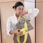 Yu Yamada Instagram - FENDIの アイコンバッグであるPEEKABOO👜 ストラップやチャームは春らしい黄色に!! お花見に出かけたいですねー🌸 @fendi #FendiPeekaboo #PR