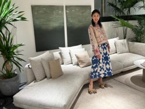 Yu Yamada Instagram - BoConcept青山店で
リビングの家具を揃えさせていただきました!!

事前に間取りを伝えておくと
その場で3Dデータで作成したレイアウトが見れて
具体的に想像できるのが最高によかったです♡♡♡

最近セレクトした家具が届いたので紹介しまーす！
リラックスできる空間の中にも
ソファの素材で少し遊びを
ラグの柄と色にもアクセントを入れてみました✨

大きいソファでゆったりできる
これからの日々が楽しみーーー！！

@boconcept_jp

#boconcept 
#ボーコンセプト
#ad
