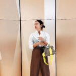 Yu Yamada Instagram - FENDIの アイコンバッグであるPEEKABOO👜 ストラップやチャームは春らしい黄色に!! お花見に出かけたいですねー🌸 @fendi #FendiPeekaboo #PR