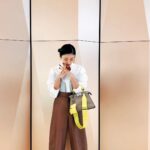 Yu Yamada Instagram - FENDIの アイコンバッグであるPEEKABOO👜 ストラップやチャームは春らしい黄色に!! お花見に出かけたいですねー🌸 @fendi #FendiPeekaboo #PR