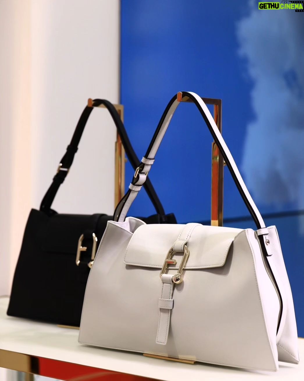 Yu Yamada Instagram - @furla の新作バッグ “FURLA NUVOLA(フルラ ヌヴォラ)”の ローンチイベントが行われた FURLA銀座店へ!! 軽いのに荷物が沢山入るのは 普段から荷物が多い私にとっては 最高です♡♡♡♡♡ ホーボーバッグ クロスボディバッグなど 色んな種類があるので 用途によって使い分けもできそう! #FURLANUVOLA #FURLAGINZA #PR