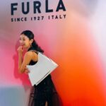 Yu Yamada Instagram - @furla の新作バッグ “FURLA NUVOLA(フルラ ヌヴォラ)”の ローンチイベントが行われた FURLA銀座店へ!! 軽いのに荷物が沢山入るのは 普段から荷物が多い私にとっては 最高です♡♡♡♡♡ ホーボーバッグ クロスボディバッグなど 色んな種類があるので 用途によって使い分けもできそう！ #FURLANUVOLA #FURLAGINZA #PR